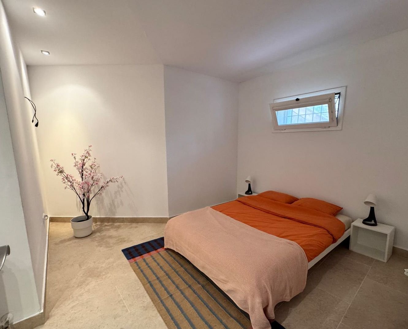 Villa Heidi ist eine charmante und moderne Residenz, die sich in Vallvidrera, einem der grünsten und ruhigsten Viertel Barcelonas, befindet. Vallvidre