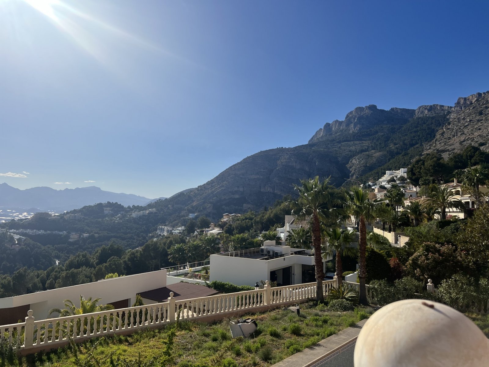 Diese Villa befindet sich in der exklusiven Gegend von Altea und bietet eine privilegierte Umgebung mit Meerblick. Die Immobilie liegt nur 3 km von d