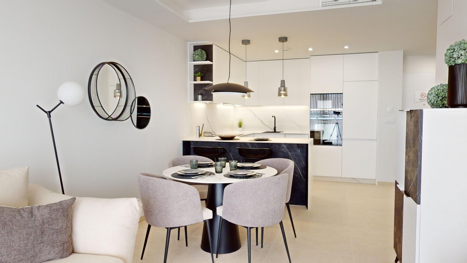 In der prestigeträchtigen Gegend von Cabo Roig gelegen, bietet diese Wohnanlage eine Auswahl von 23 Immobilien, darunter Apartments, Erdgeschosswohnu