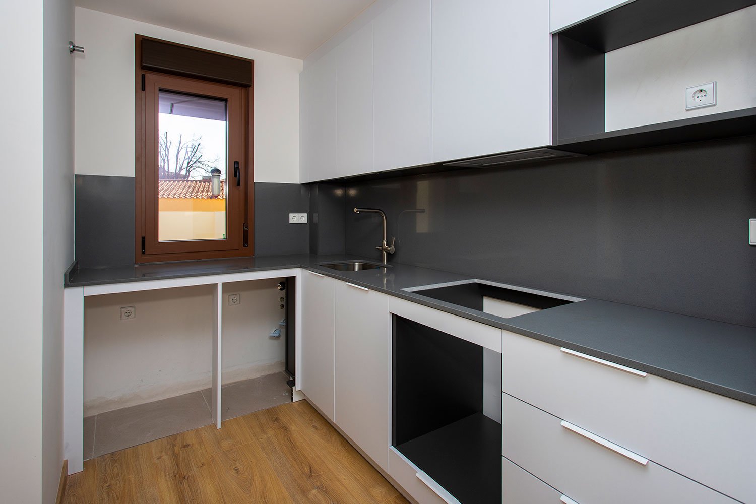In der charmanten Umgebung von La Canalosa gelegen, bietet diese exklusive Sammlung von vier Immobilien ein ruhiges und komfortables Leben. Die Typol