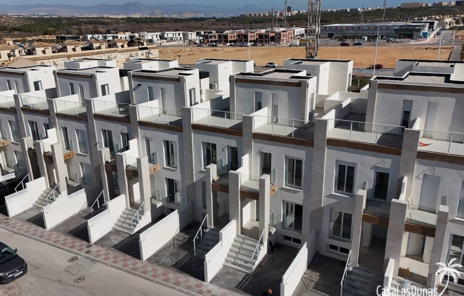  Dieses Projekt umfasst moderne Stadthäuser in Gran Alacant , die mit hochwertigen Materialien und einer intelligenten Raumaufteilung entworfen wurden