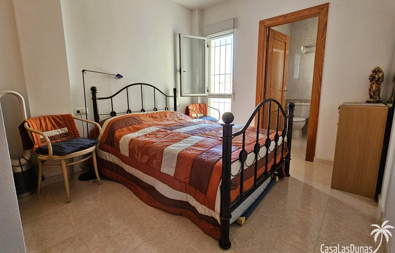 Diese gepflegte Villa befindet sich auf einem 502 m² großen Grundstück im Wohngebiet El Oasis der Urbanisation La Marina. Sie verfügt über zwei Schla