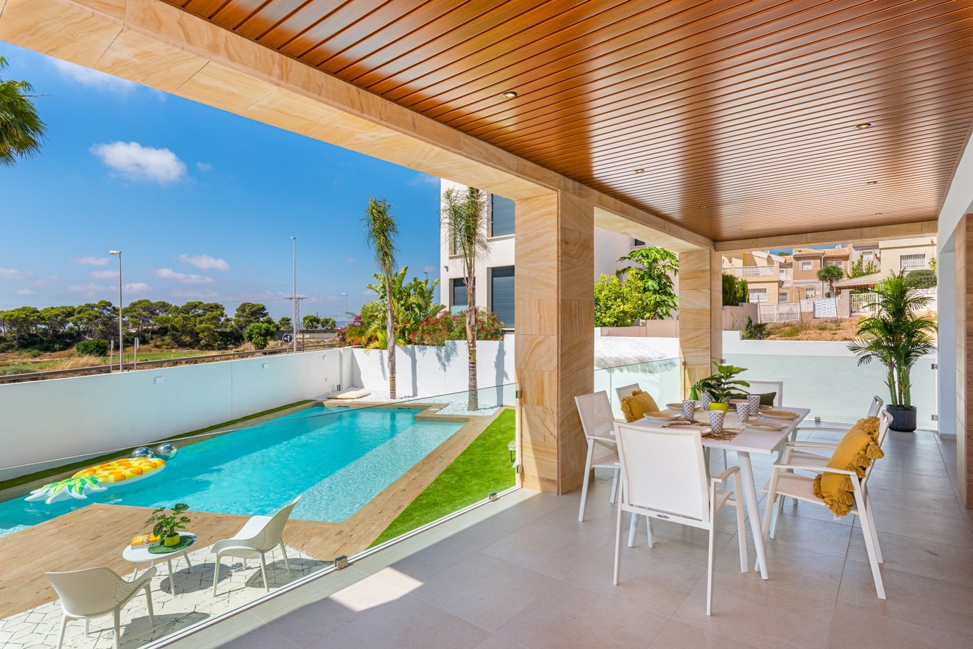 In der prestigeträchtigen Gegend von Ciudad Quesada gelegen, bieten diese freistehenden Immobilien eine exklusive und ruhige Umgebung. Mit nur zwei v