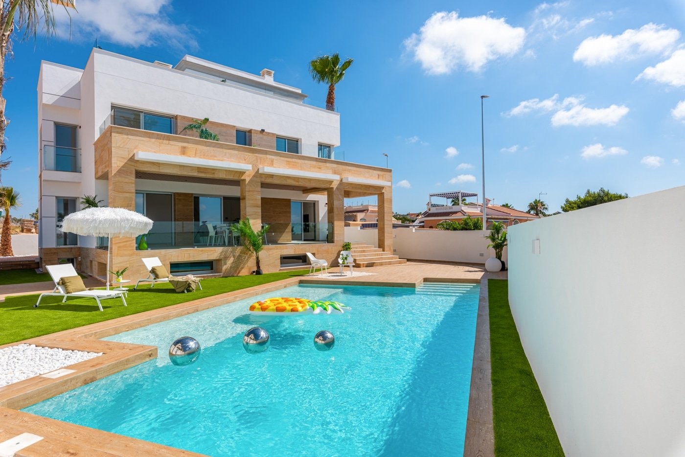 In der prestigeträchtigen Gegend von Ciudad Quesada gelegen, bieten diese freistehenden Immobilien eine exklusive und ruhige Umgebung. Mit nur zwei v