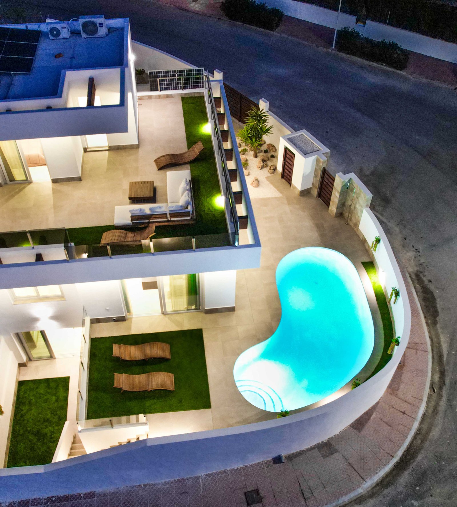 In der charmanten Ciudad Quesada gelegen, bietet diese exklusive Sammlung von 8 Reihenhäusern eine ideale Wohnumgebung für diejenigen, die ein modern