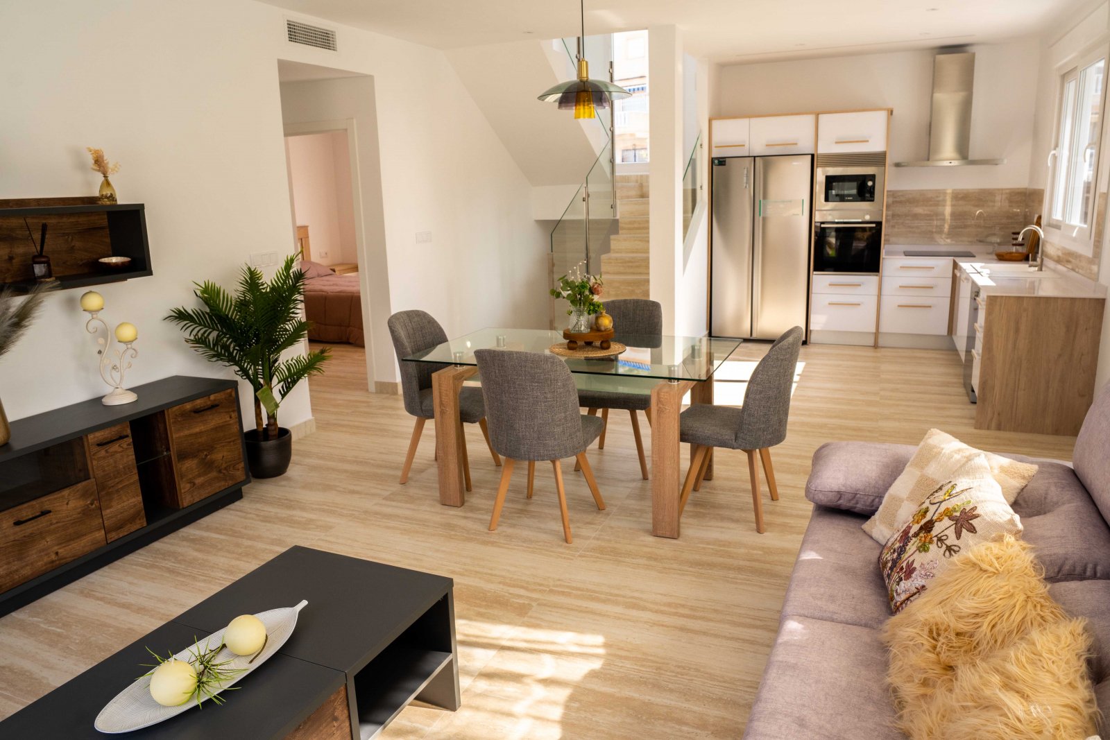 In der charmanten Ciudad Quesada gelegen, bietet diese exklusive Sammlung von 8 Reihenhäusern eine ideale Wohnumgebung für diejenigen, die ein modern