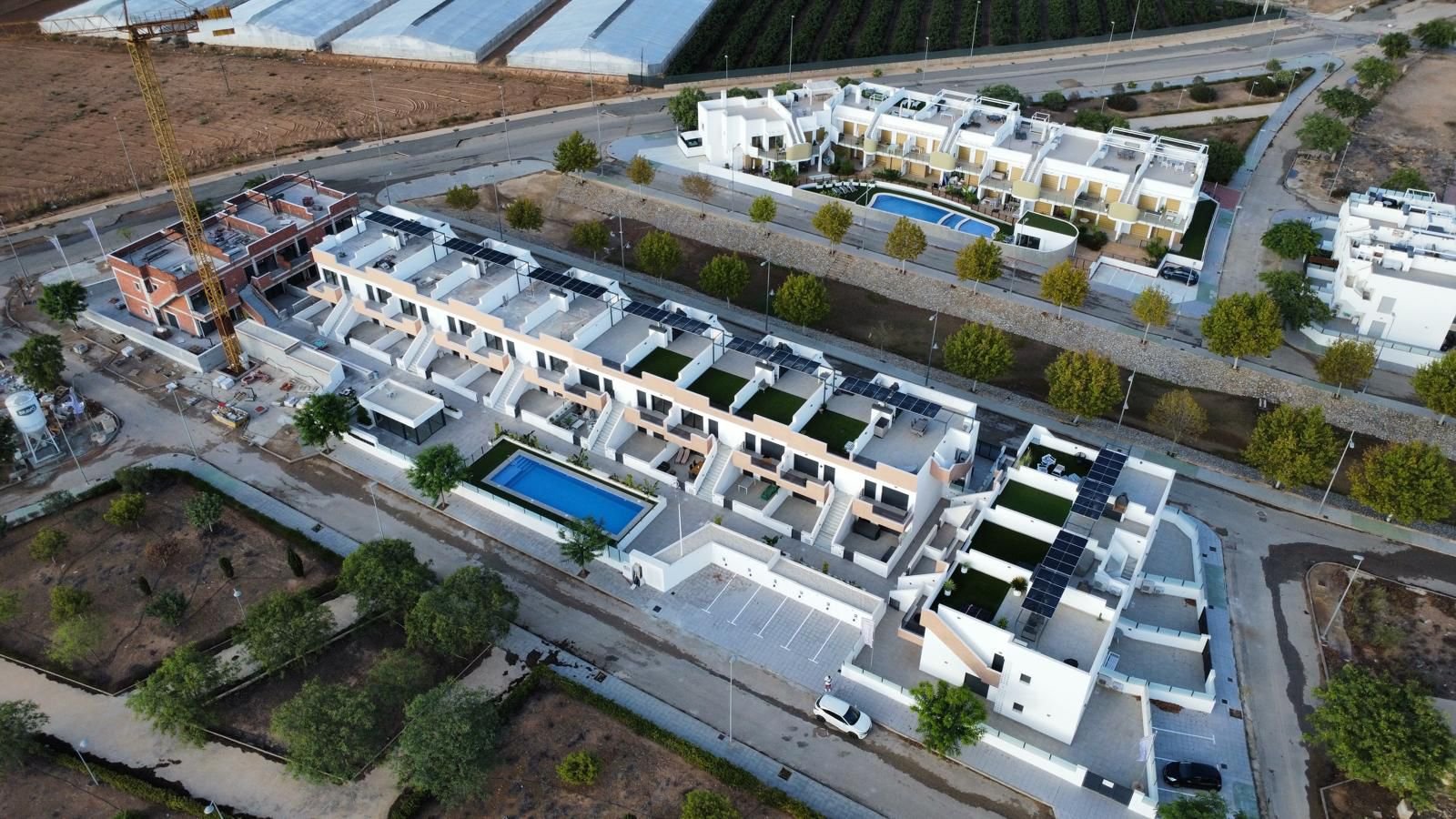 Im charmanten Ort Pilar de la Horadada gelegen, bietet diese Wohnanlage eine Auswahl von 28 Bungalows, die darauf ausgelegt sind, die Bedürfnisse der