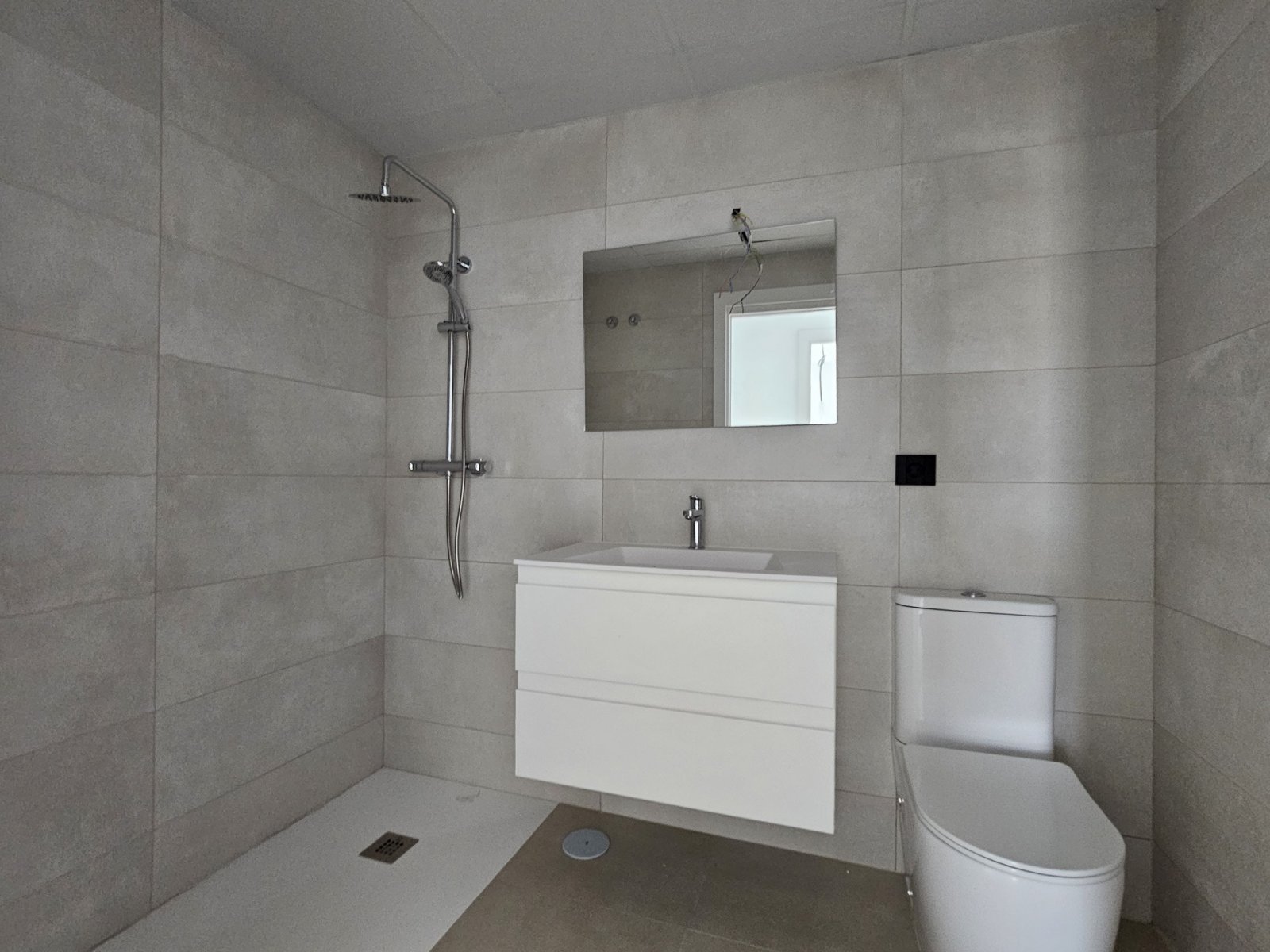  In der charmanten Stadt Calpe gelegen, bietet dieses exklusive Penthouse-Ensemble ein einzigartiges Wohnerlebnis mit beeindruckendem Meerblick. Mit n