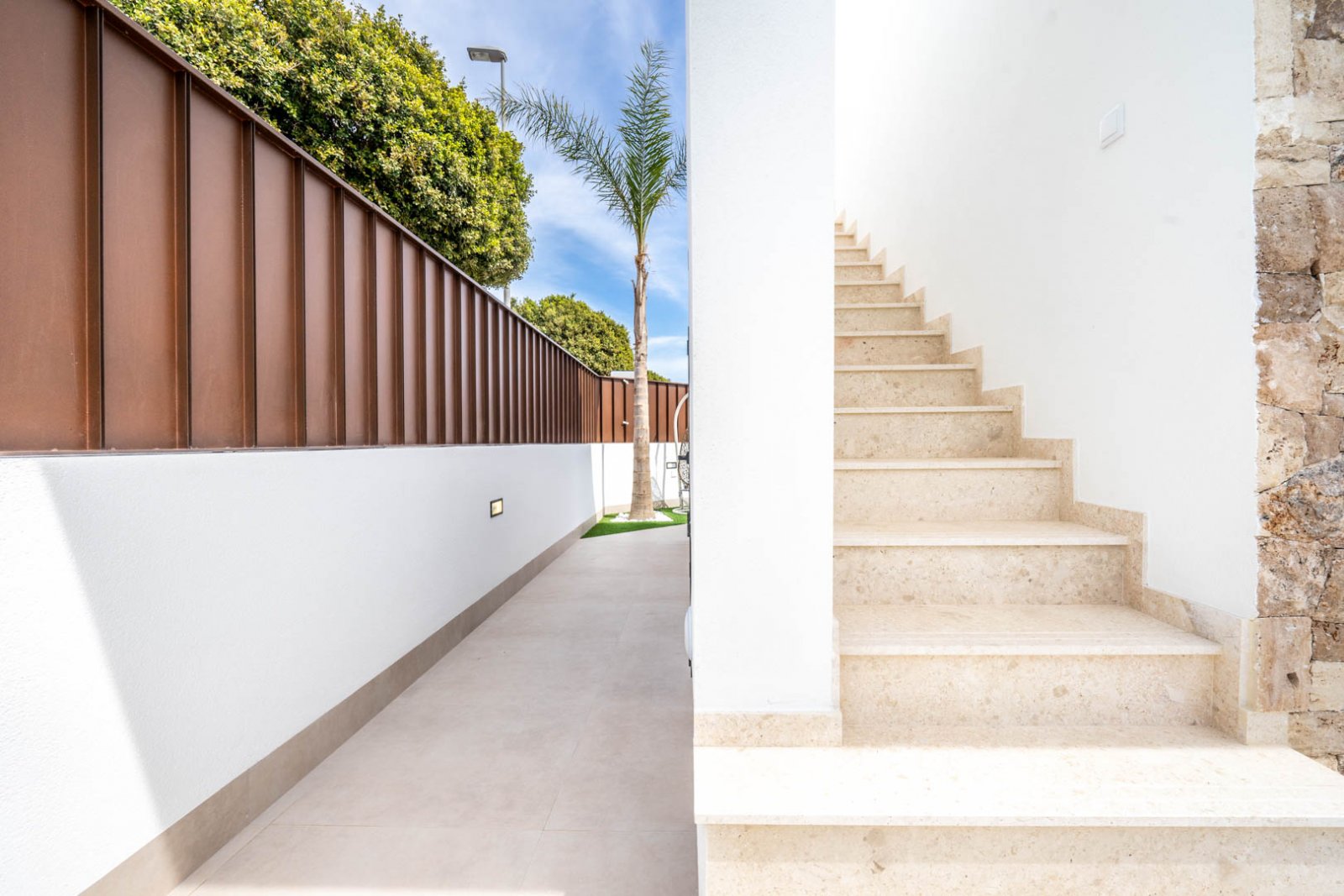 In der charmanten Stadt Roldán gelegen, bietet diese Wohnanlage 36 unabhängige Häuser, die durch ihr modernes und funktionales Design hervorstechen.