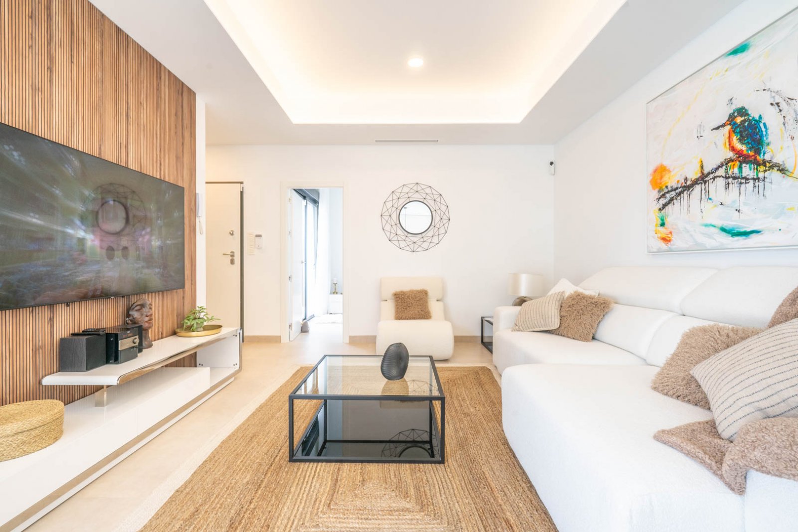 In der charmanten Stadt Roldán gelegen, bietet diese Wohnanlage 36 unabhängige Häuser, die durch ihr modernes und funktionales Design hervorstechen.