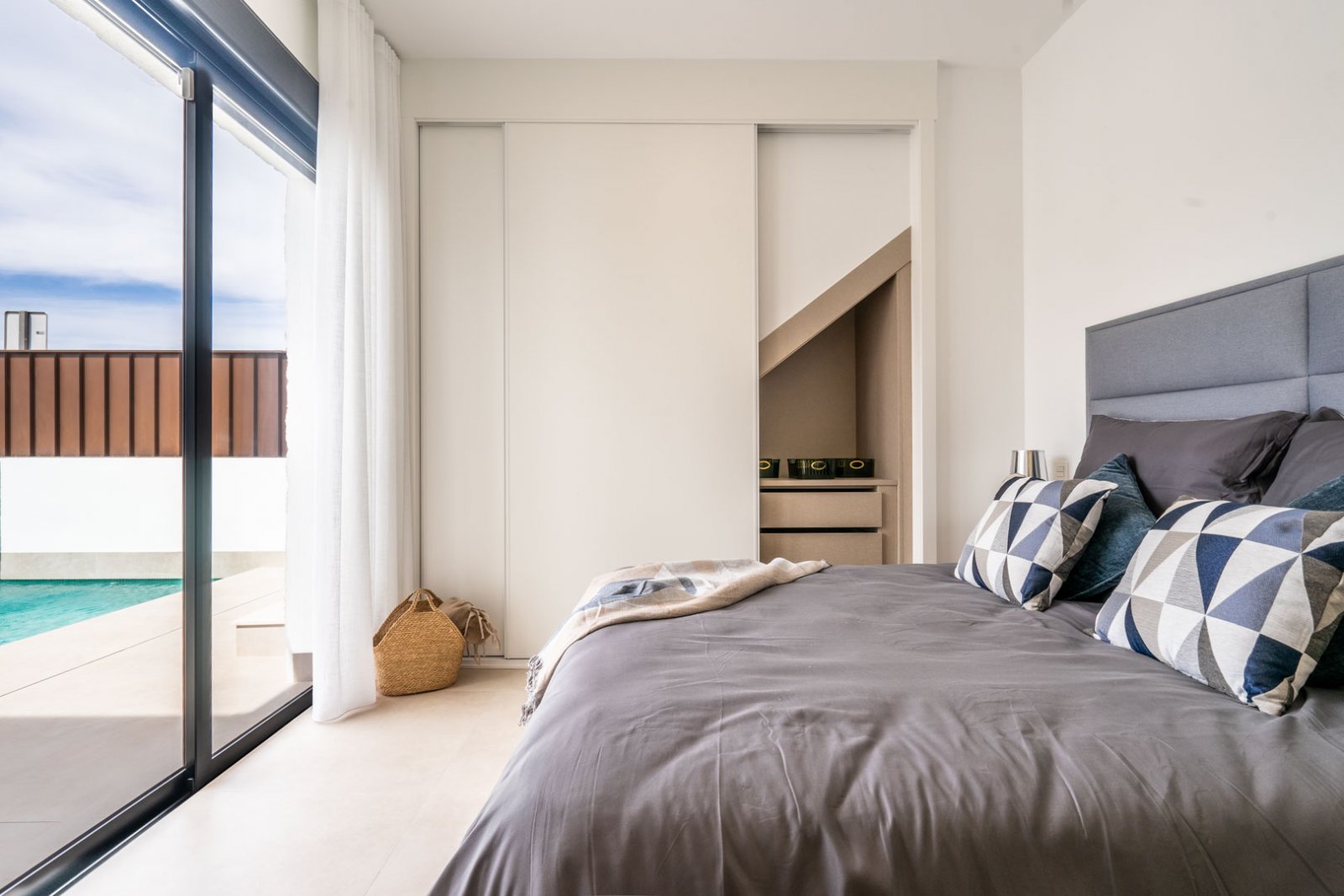 In der charmanten Stadt Roldán gelegen, bietet diese Wohnanlage 36 unabhängige Häuser, die durch ihr modernes und funktionales Design hervorstechen.