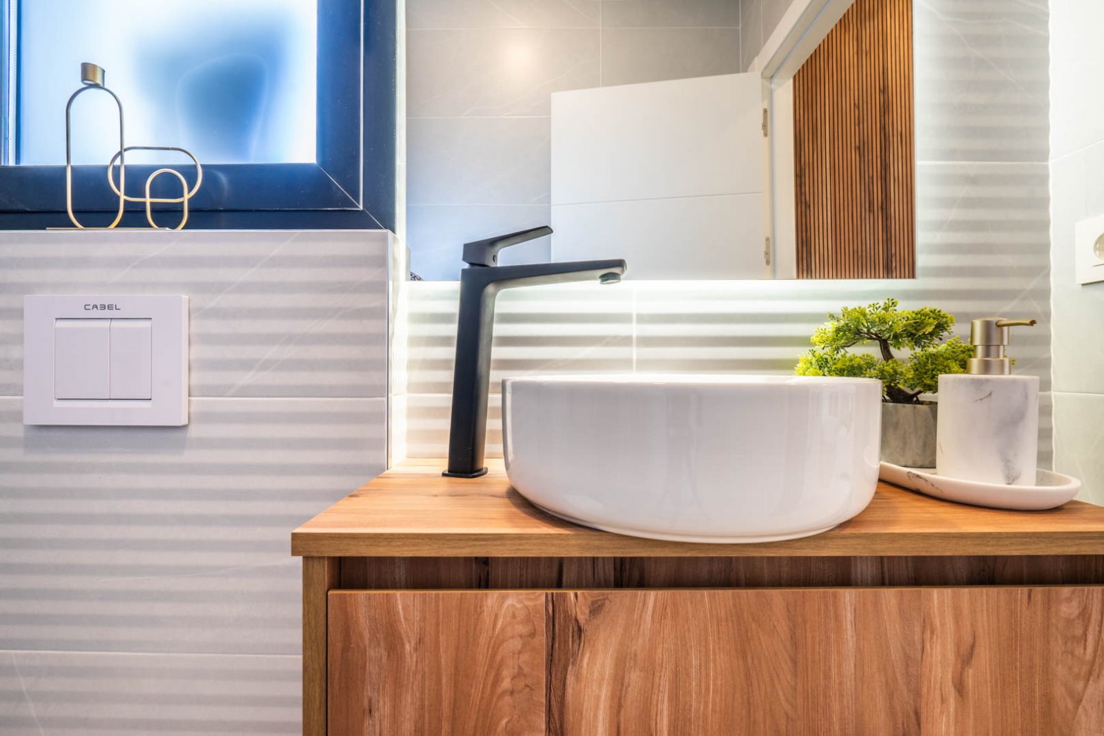 In der charmanten Stadt Roldán gelegen, bietet diese Wohnanlage 36 unabhängige Häuser, die durch ihr modernes und funktionales Design hervorstechen.
