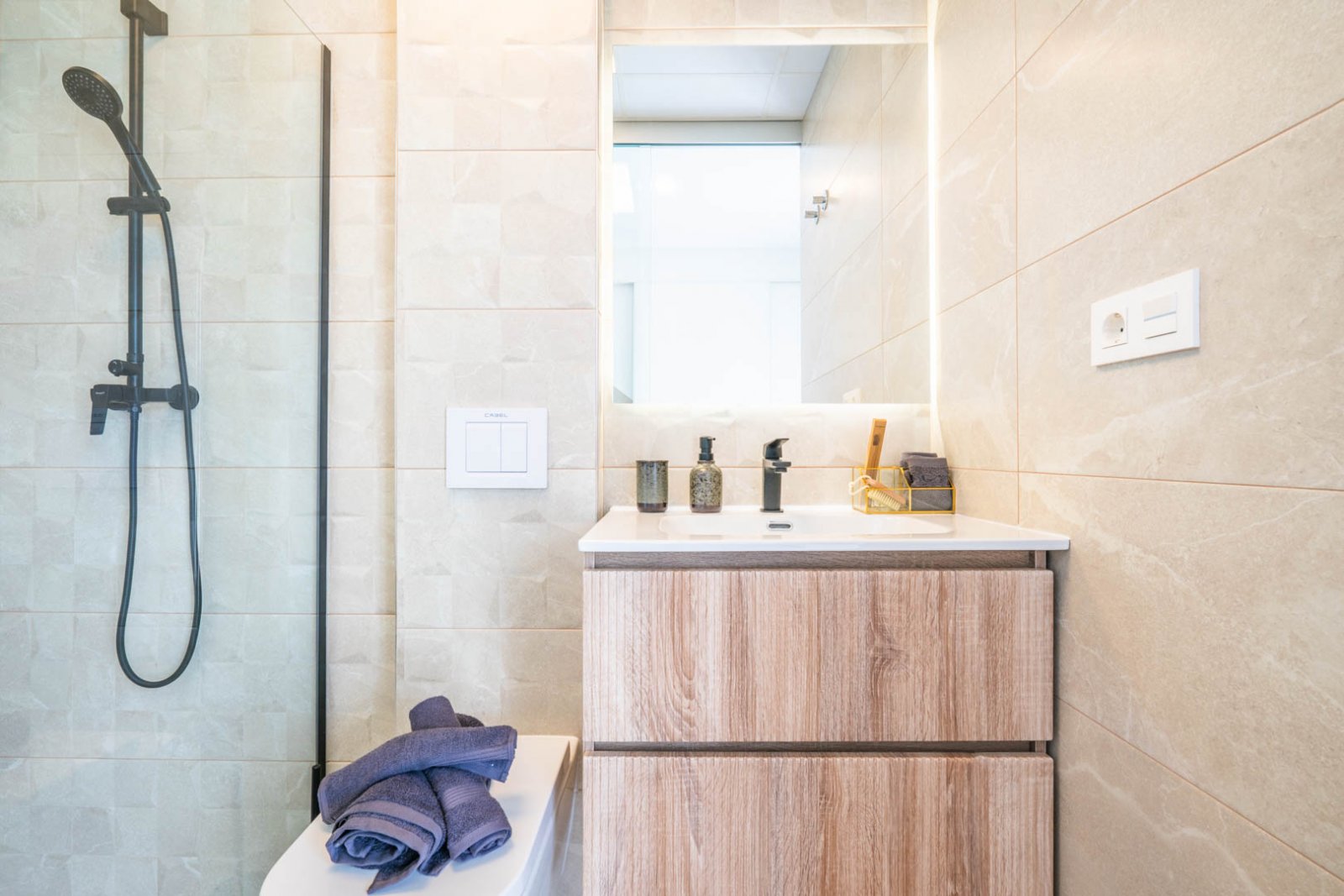 In der charmanten Stadt Roldán gelegen, bietet diese Wohnanlage 36 unabhängige Häuser, die durch ihr modernes und funktionales Design hervorstechen.