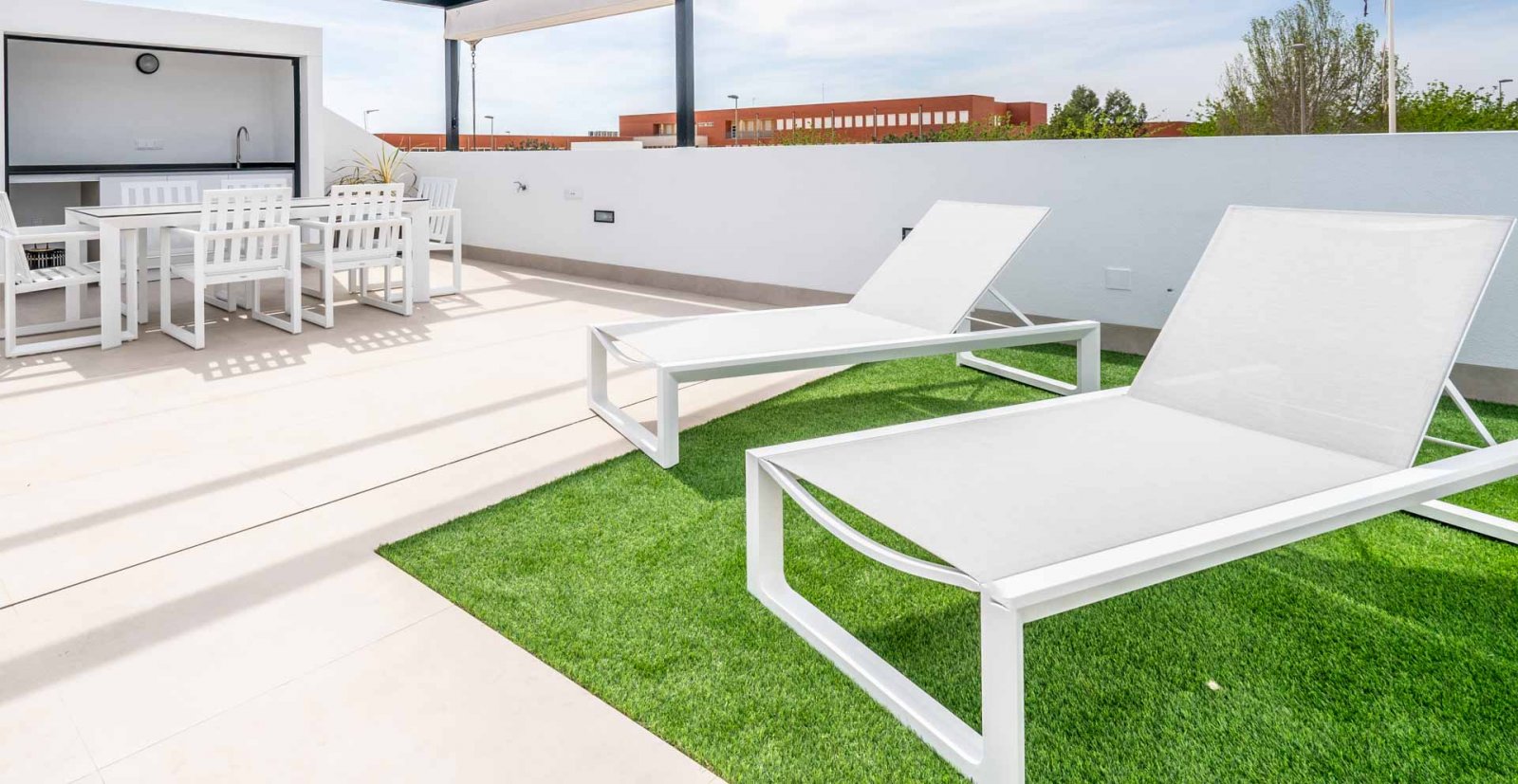 In der charmanten Stadt Roldán gelegen, bietet diese Wohnanlage 36 unabhängige Häuser, die durch ihr modernes und funktionales Design hervorstechen.