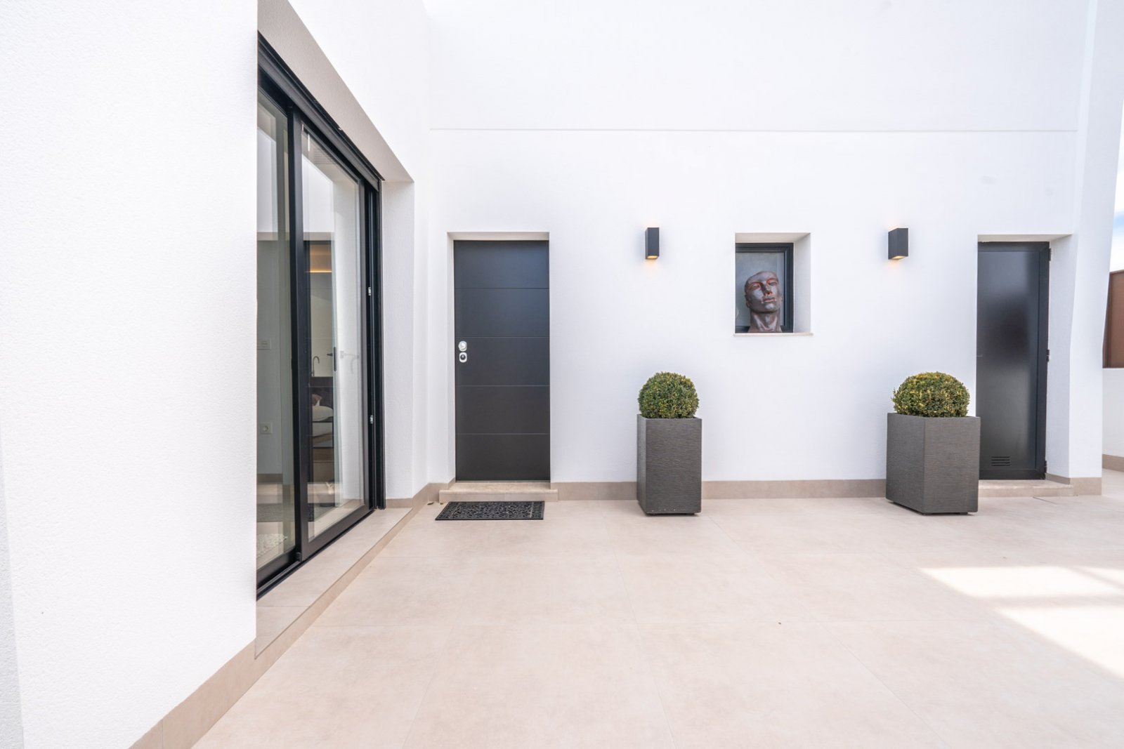 In der charmanten Stadt Roldán gelegen, bietet diese Wohnanlage 36 unabhängige Häuser, die durch ihr modernes und funktionales Design hervorstechen.