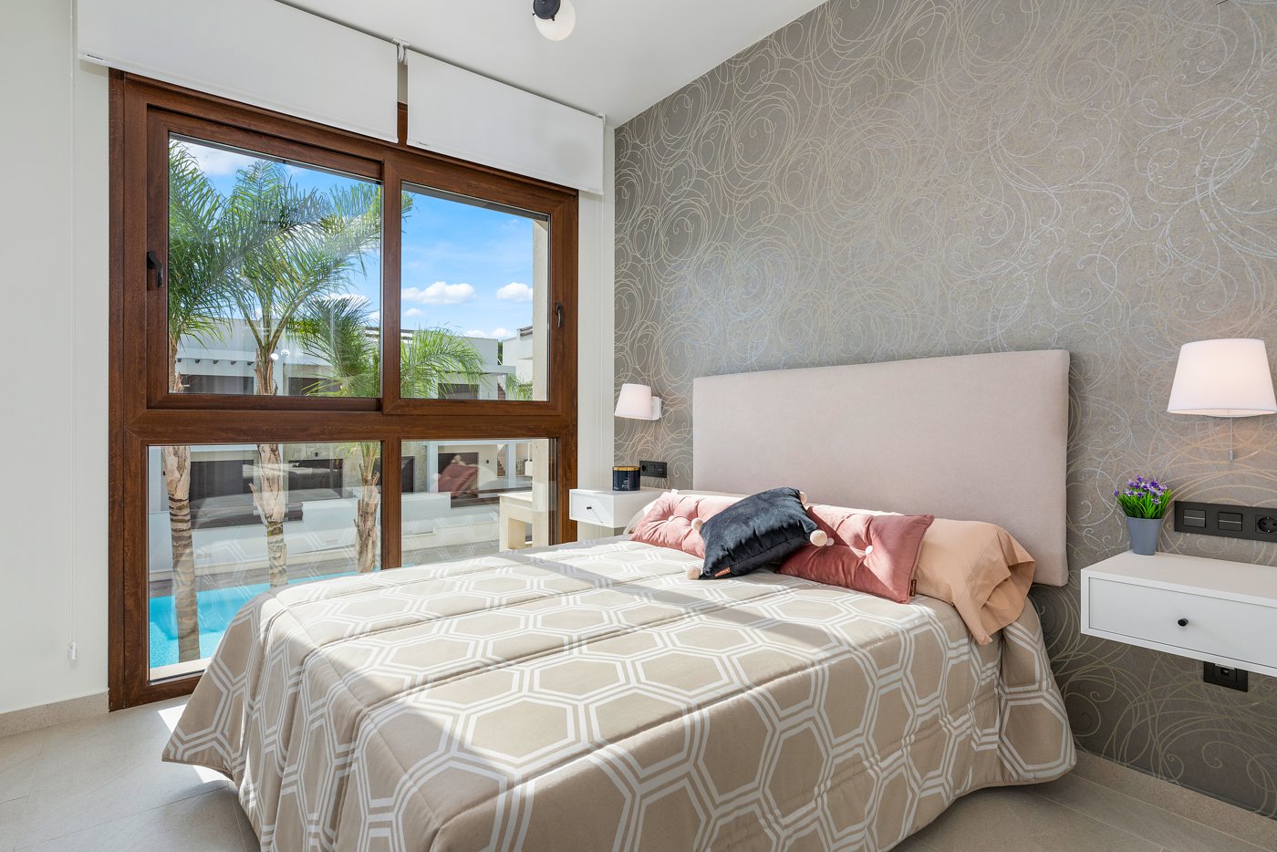 Erleben Sie den ultimativen mediterranen Lebensstil in diesem atemberaubenden Bungalow mit 2 Schlafzimmern und 2 Bädern an der südlichen Costa Blanca