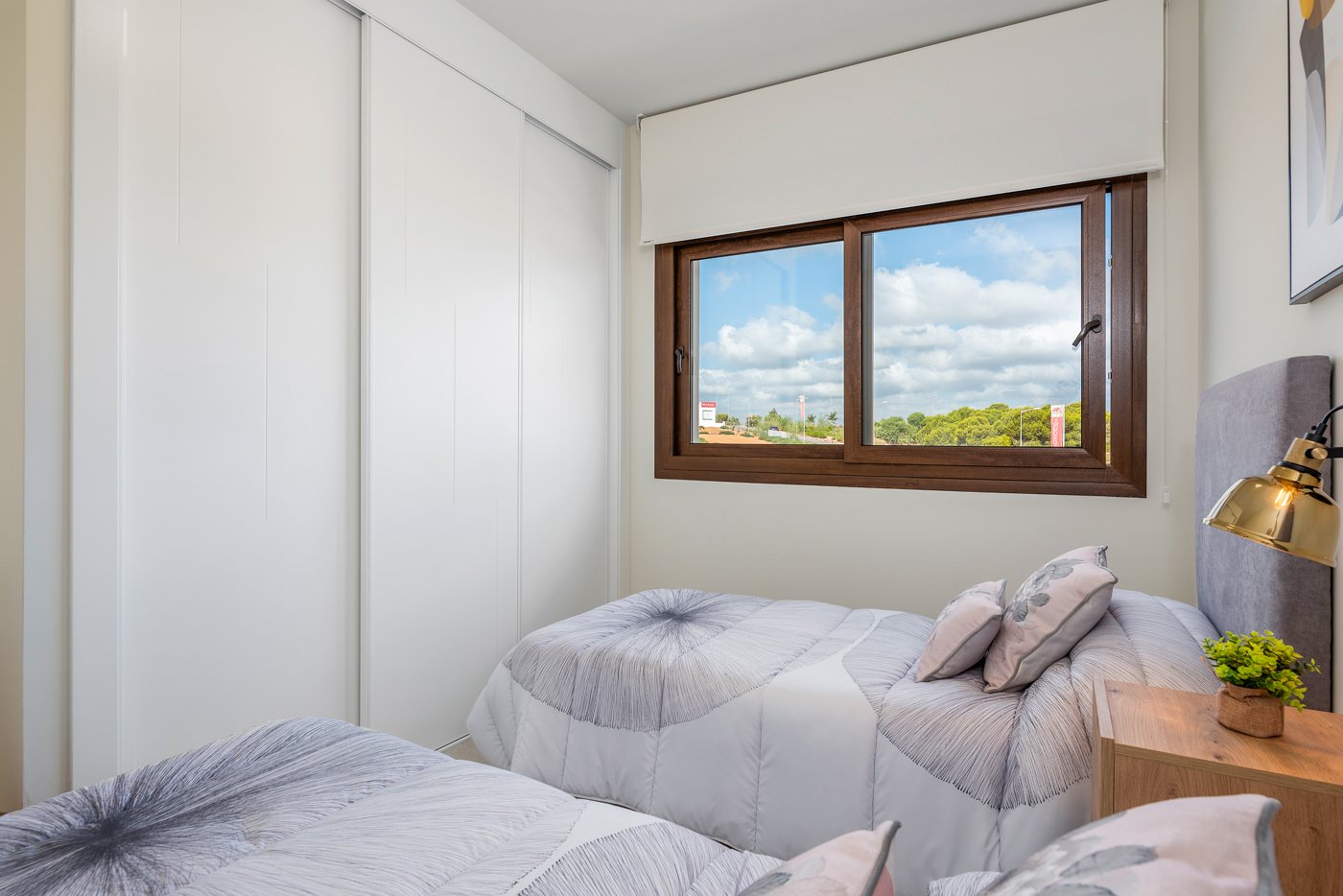 Erleben Sie den ultimativen mediterranen Lebensstil in diesem atemberaubenden Bungalow mit 2 Schlafzimmern und 2 Bädern an der südlichen Costa Blanca