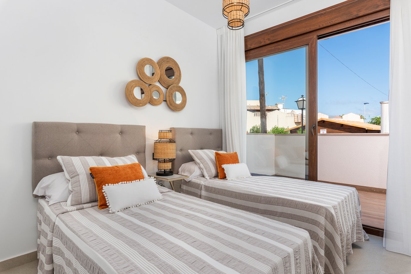 Erleben Sie den ultimativen mediterranen Lebensstil in diesem atemberaubenden Bungalow mit 2 Schlafzimmern und 2 Bädern an der südlichen Costa Blanca