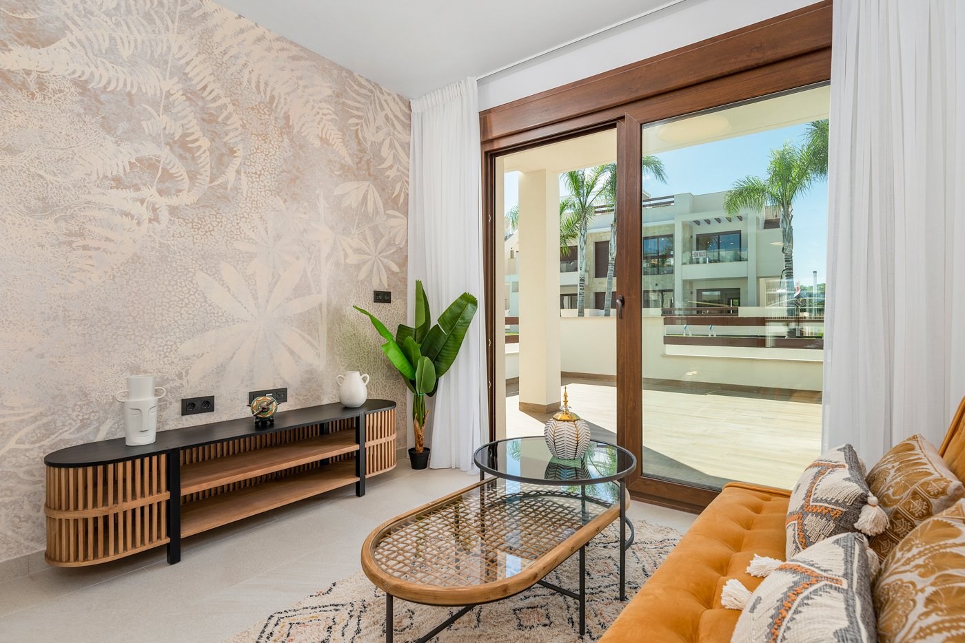 Erleben Sie den ultimativen mediterranen Lebensstil in diesem atemberaubenden Bungalow im obersten Stockwerk mit 2 Schlafzimmern und 2 Bädern an der