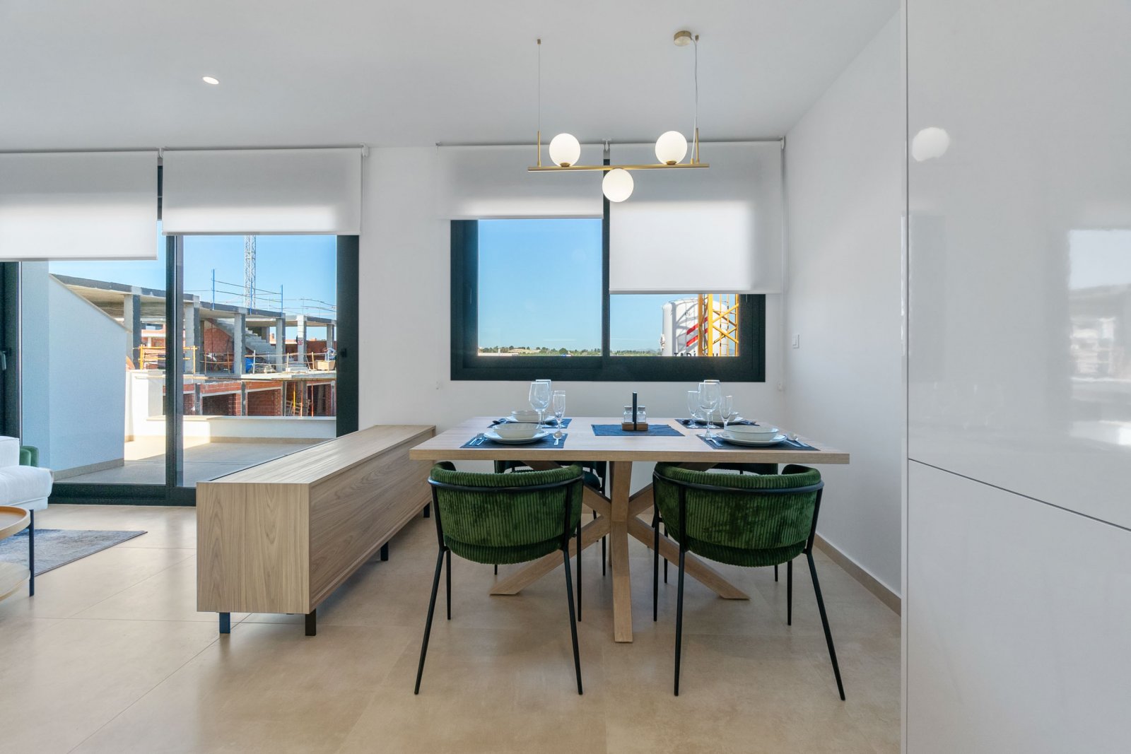 In der charmanten Stadt Torrevieja gelegen, bietet dieser Wohnkomplex eine Auswahl von 34 High-Bungalow- und Low-Bungalow-Immobilien. Diese Wohnungen