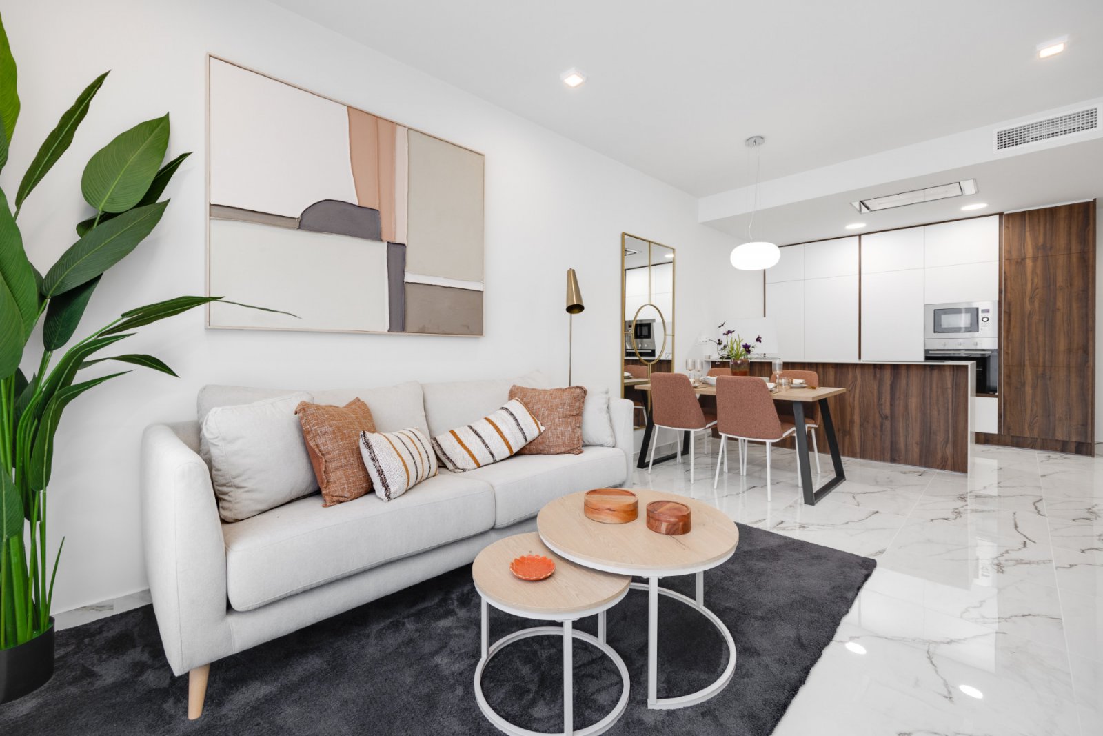 In der charmanten Stadt San Miguel de Salinas gelegen, befindet sich
diese moderne Erdgeschosswohnung in einer exklusiven Anlage mit 111 &