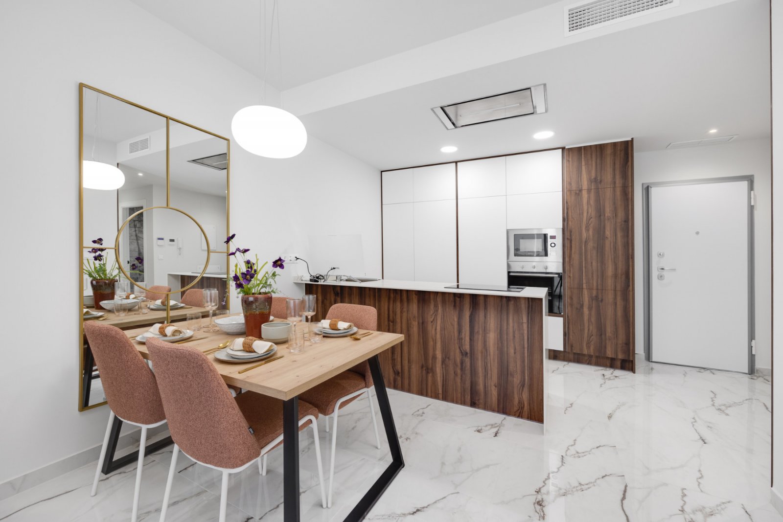 In der charmanten Stadt San Miguel de Salinas gelegen, befindet sich
diese moderne Erdgeschosswohnung in einer exklusiven Anlage mit 111 &