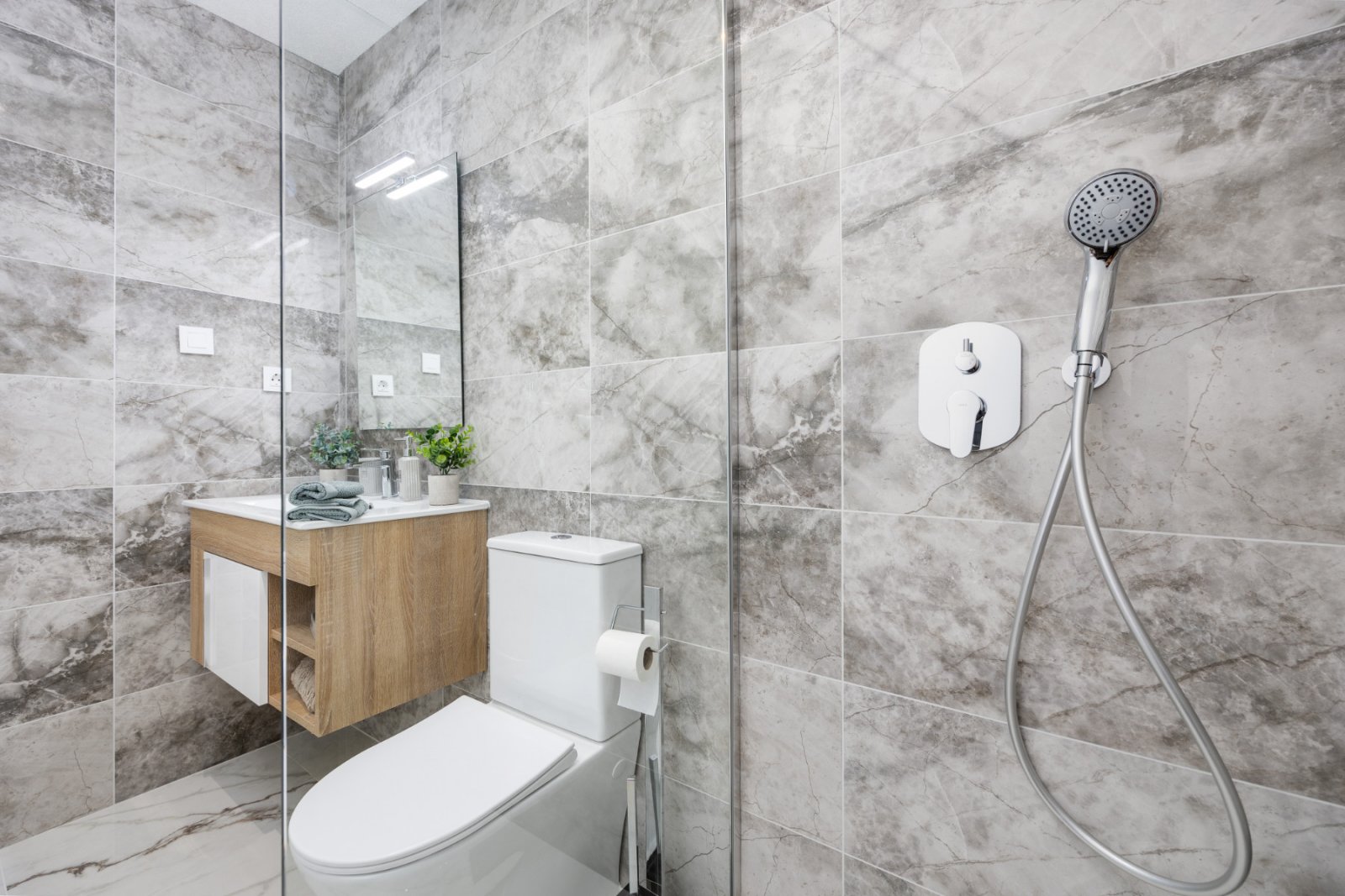 In der charmanten Stadt San Miguel de Salinas gelegen, befindet sich
diese moderne Erdgeschosswohnung in einer exklusiven Anlage mit 111 &