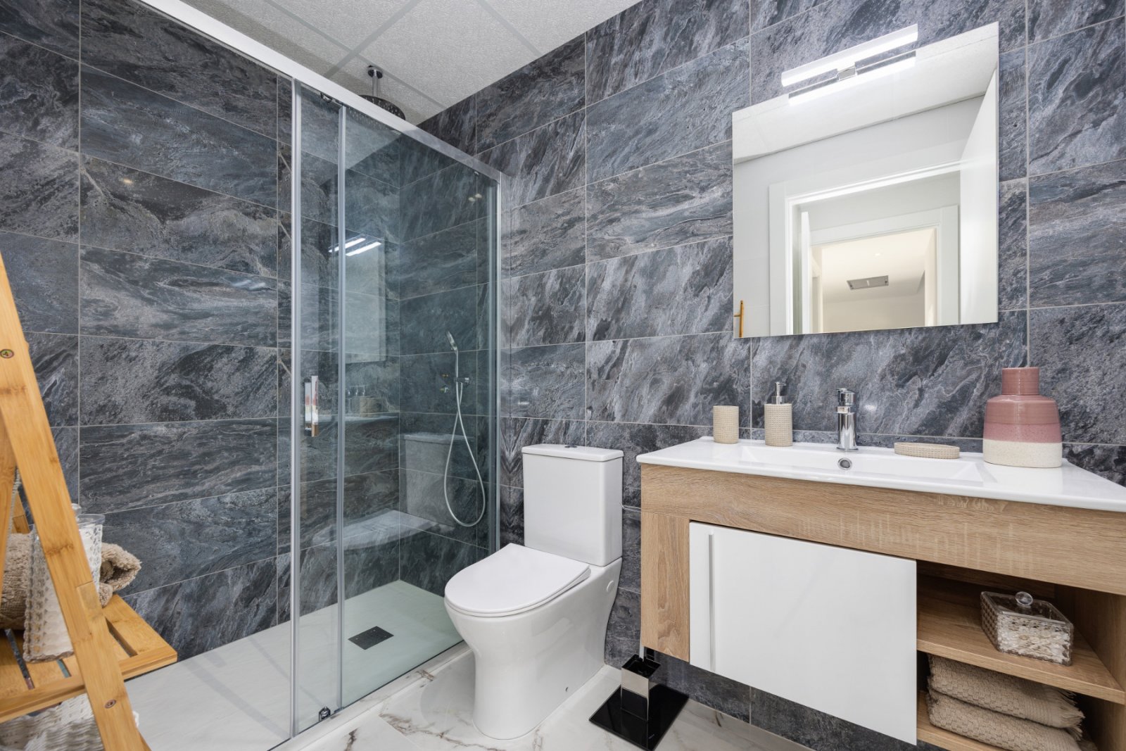 In der charmanten Stadt San Miguel de Salinas gelegen, befindet sich
diese moderne Erdgeschosswohnung in einer exklusiven Anlage mit 111 &