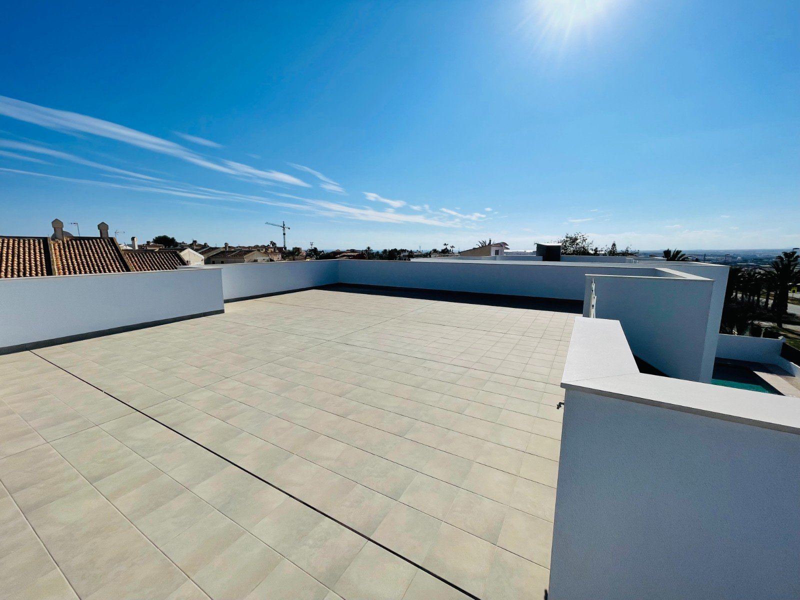  In der charmanten Stadt Torrevieja gelegen, bietet dieses exklusive Immobilienangebot zwei unabhängige Häuser, die durch ihr modernes und funktionale