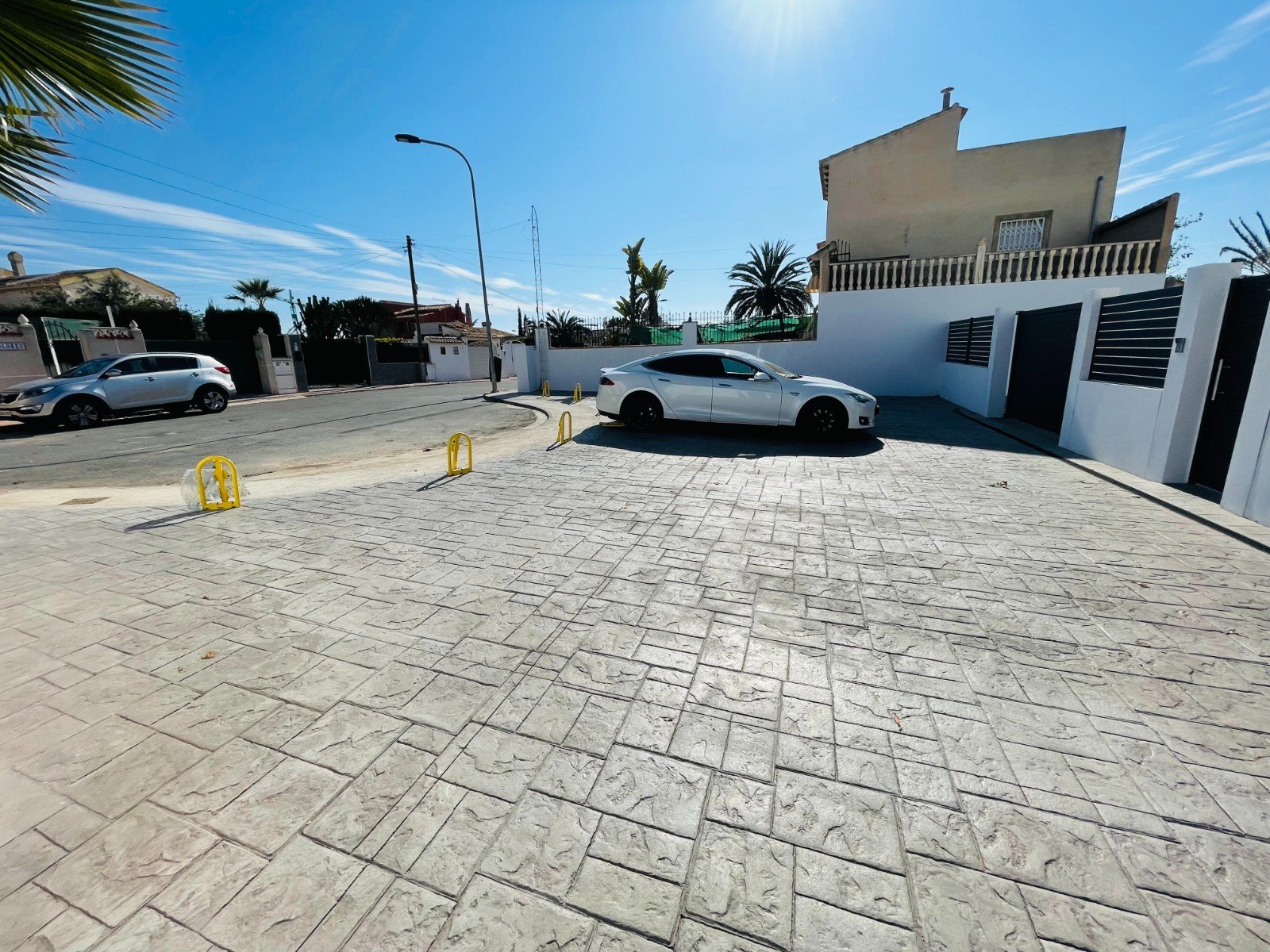  In der charmanten Stadt Torrevieja gelegen, bietet dieses exklusive Immobilienangebot zwei unabhängige Häuser, die durch ihr modernes und funktionale