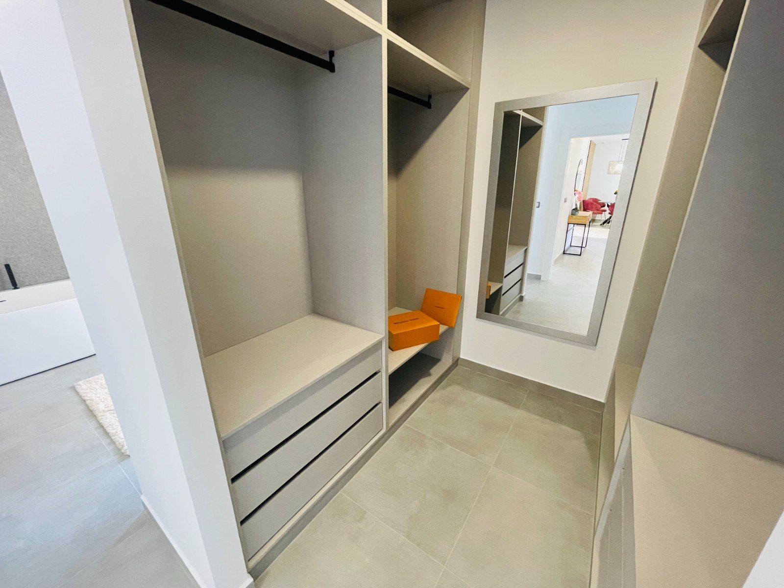  In der charmanten Stadt Torrevieja gelegen, bietet dieses exklusive Immobilienangebot zwei unabhängige Häuser, die durch ihr modernes und funktionale