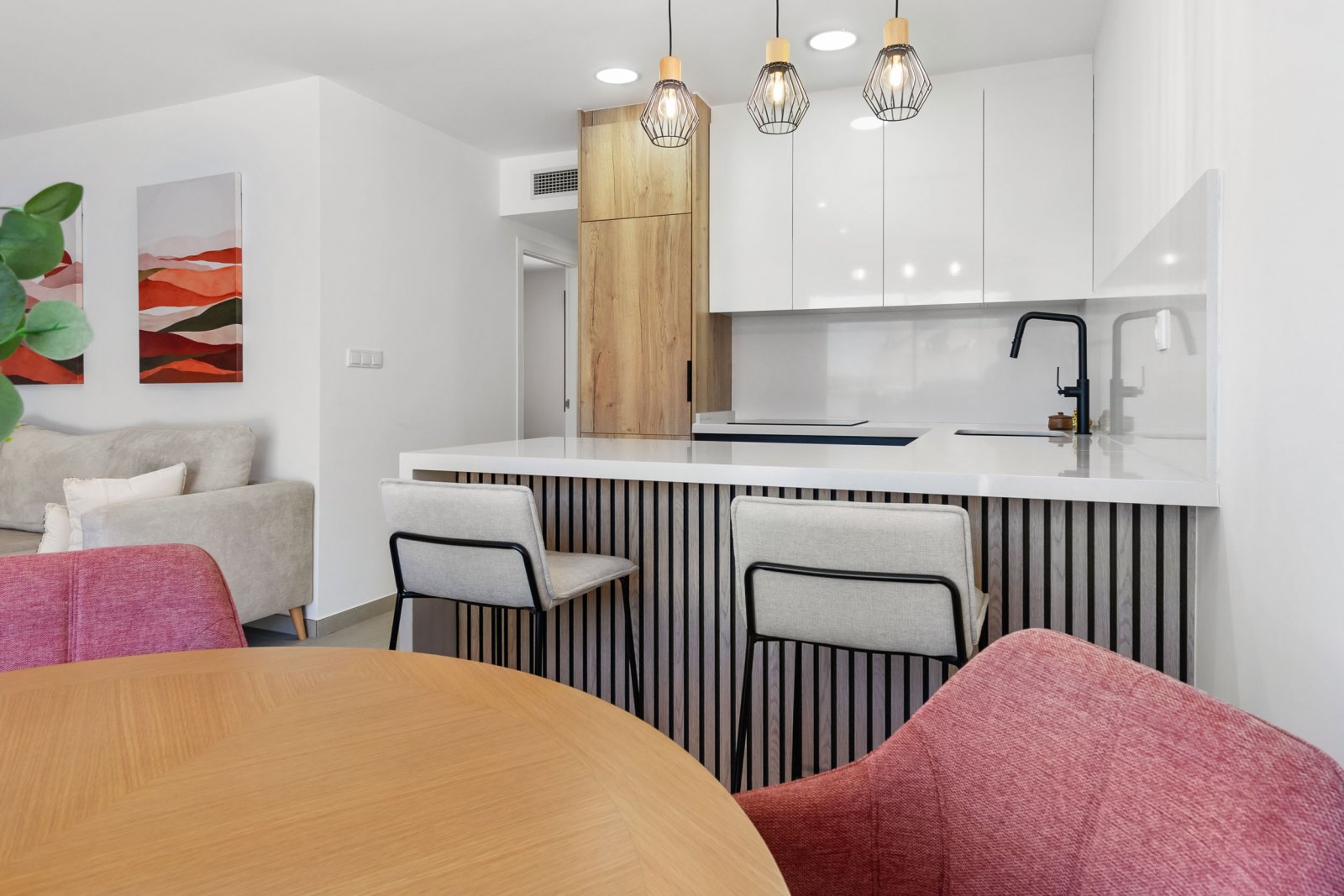 In der charmanten Ortschaft Santiago de la Ribera gelegen, bietet diese Wohnanlage eine Auswahl von 48 Wohnungen, darunter Apartments, Erdgeschosse u