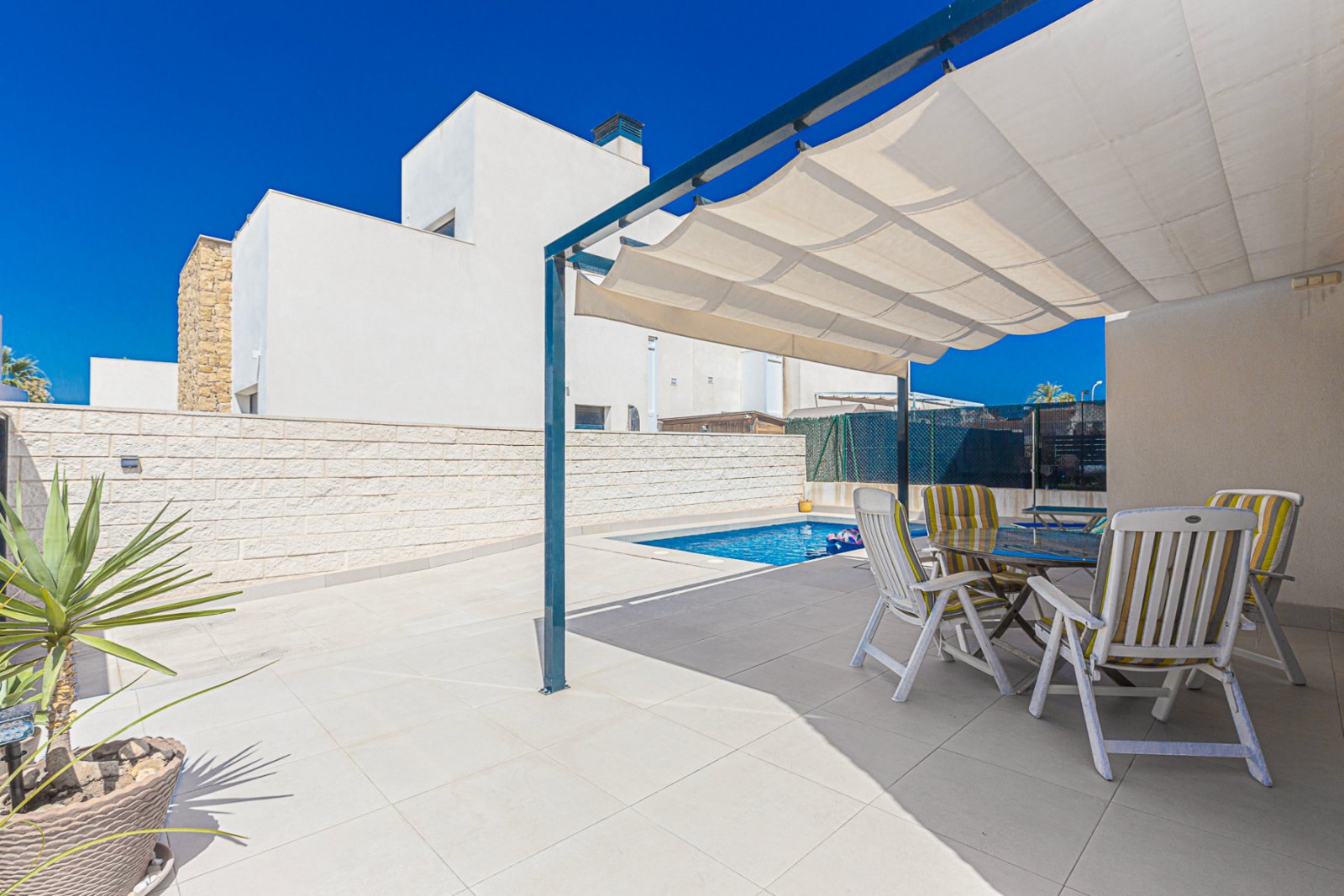 Wir freuen uns, diese beeindruckende Villa in der prestigeträchtigen Urbanisation Doña Pepa in Ciudad Quesada, Rojales, anbieten zu können. Mit einem