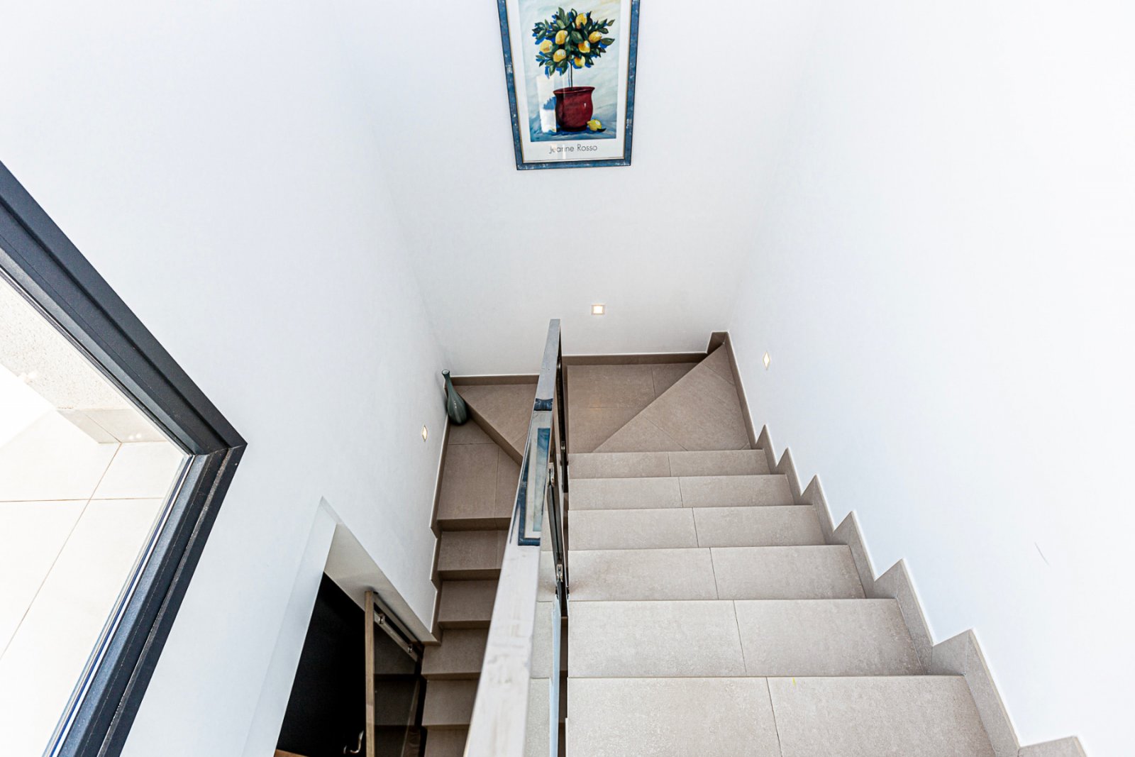 Wir freuen uns, diese beeindruckende Villa in der prestigeträchtigen Urbanisation Doña Pepa in Ciudad Quesada, Rojales, anbieten zu können. Mit einem