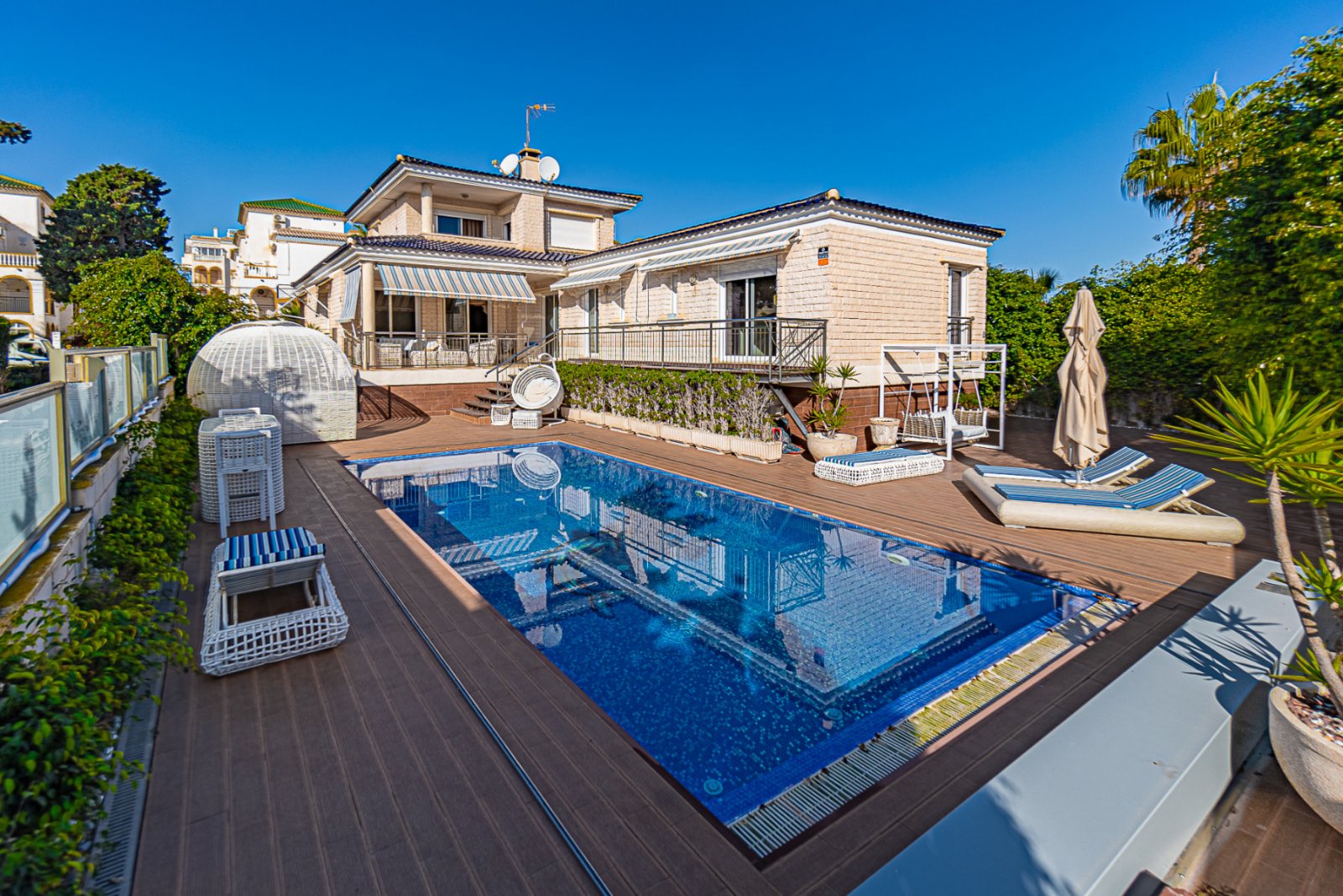  Diese einzigartige und geräumige Villa befindet sich in einer der begehrtesten Gegenden von La Mata, nur eine Gehminute vom Sandstrand entfernt. Die 