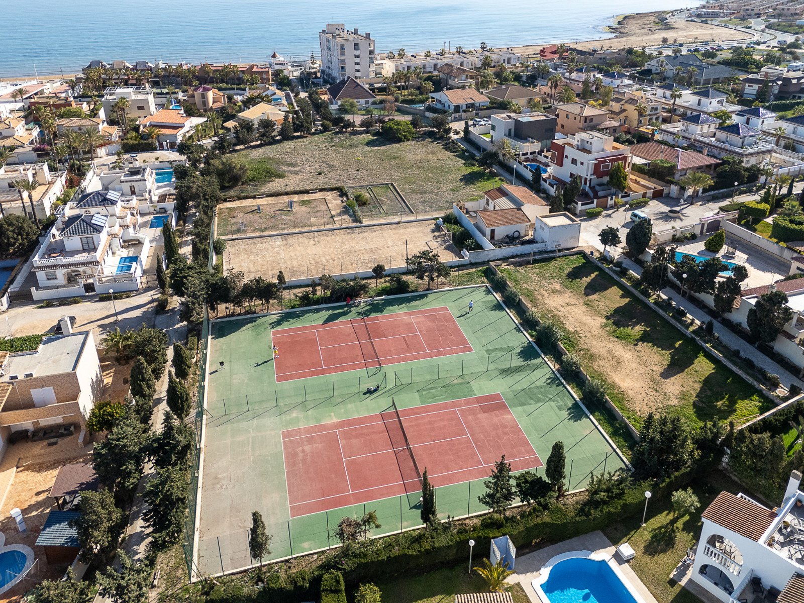  Diese einzigartige und geräumige Villa befindet sich in einer der begehrtesten Gegenden von La Mata, nur eine Gehminute vom Sandstrand entfernt. Die 