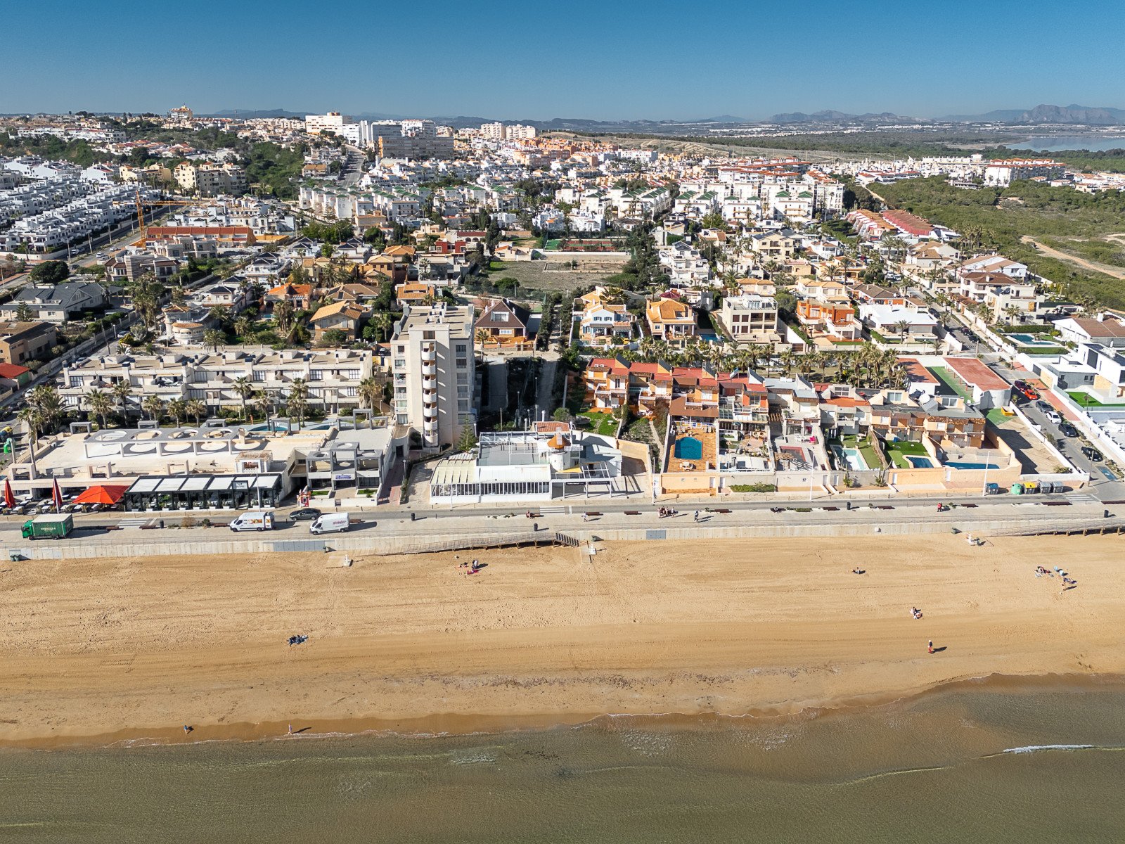  Diese einzigartige und geräumige Villa befindet sich in einer der begehrtesten Gegenden von La Mata, nur eine Gehminute vom Sandstrand entfernt. Die 