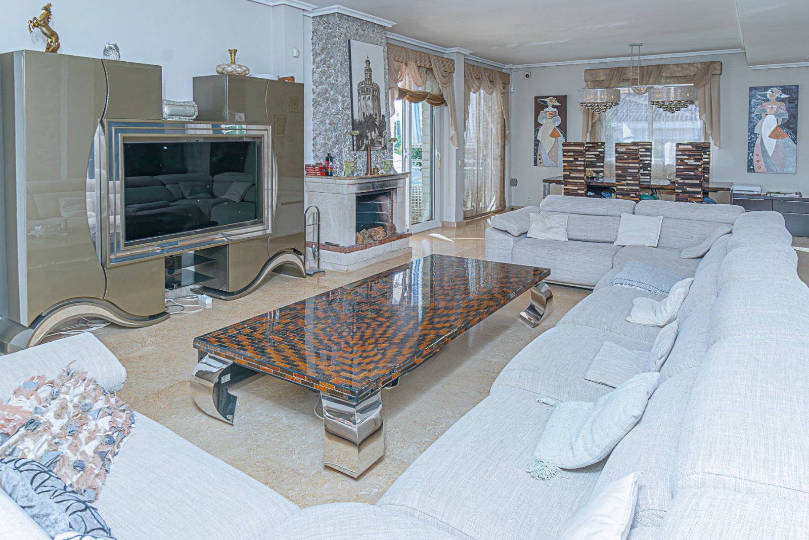  Diese einzigartige und geräumige Villa befindet sich in einer der begehrtesten Gegenden von La Mata, nur eine Gehminute vom Sandstrand entfernt. Die 