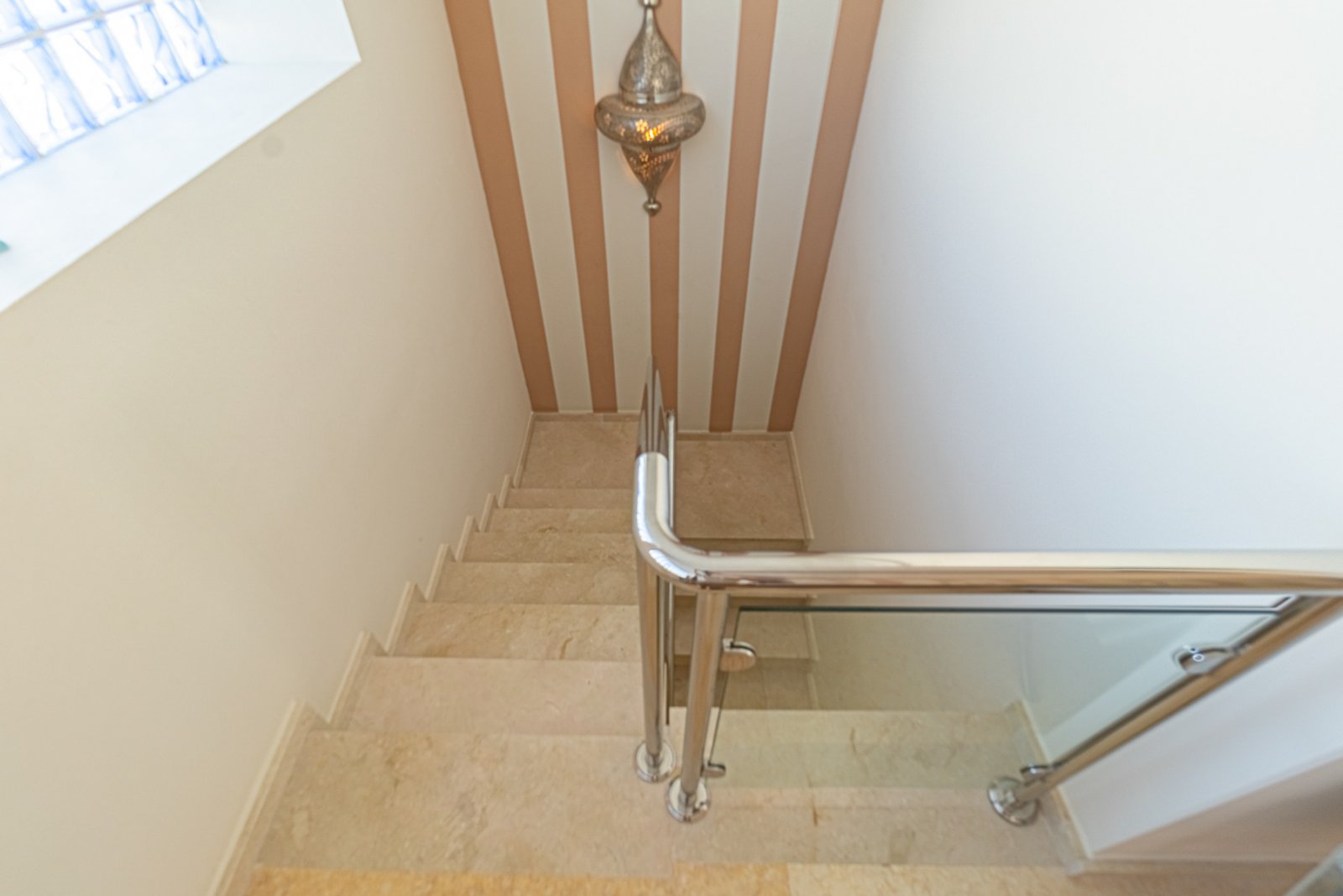  Diese einzigartige und geräumige Villa befindet sich in einer der begehrtesten Gegenden von La Mata, nur eine Gehminute vom Sandstrand entfernt. Die 