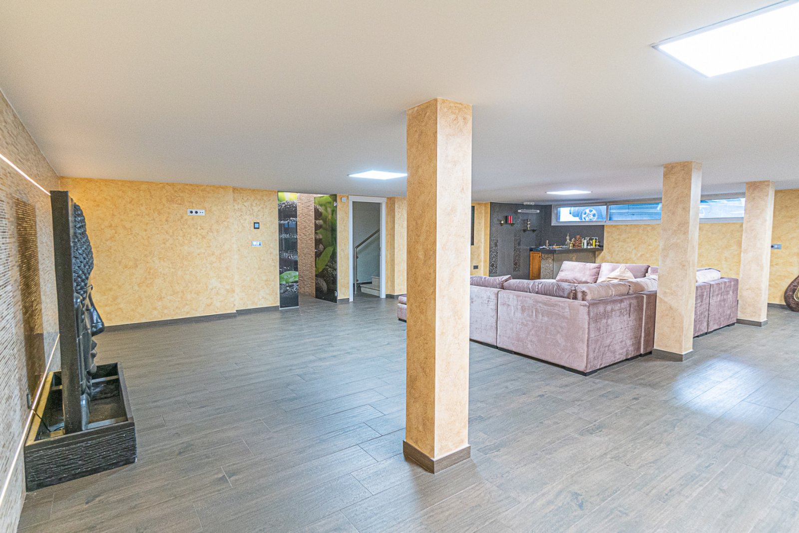  Diese einzigartige und geräumige Villa befindet sich in einer der begehrtesten Gegenden von La Mata, nur eine Gehminute vom Sandstrand entfernt. Die 