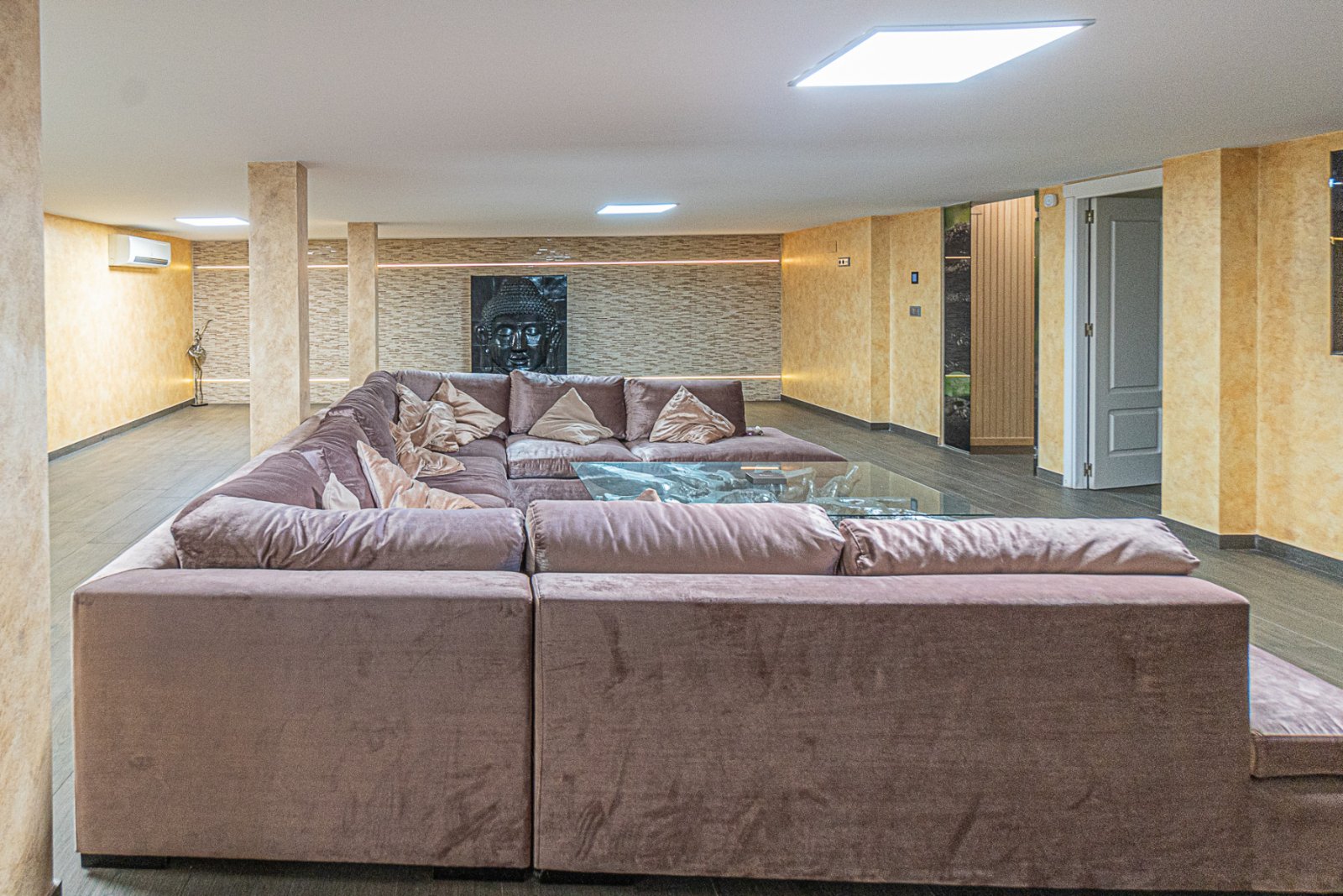  Diese einzigartige und geräumige Villa befindet sich in einer der begehrtesten Gegenden von La Mata, nur eine Gehminute vom Sandstrand entfernt. Die 