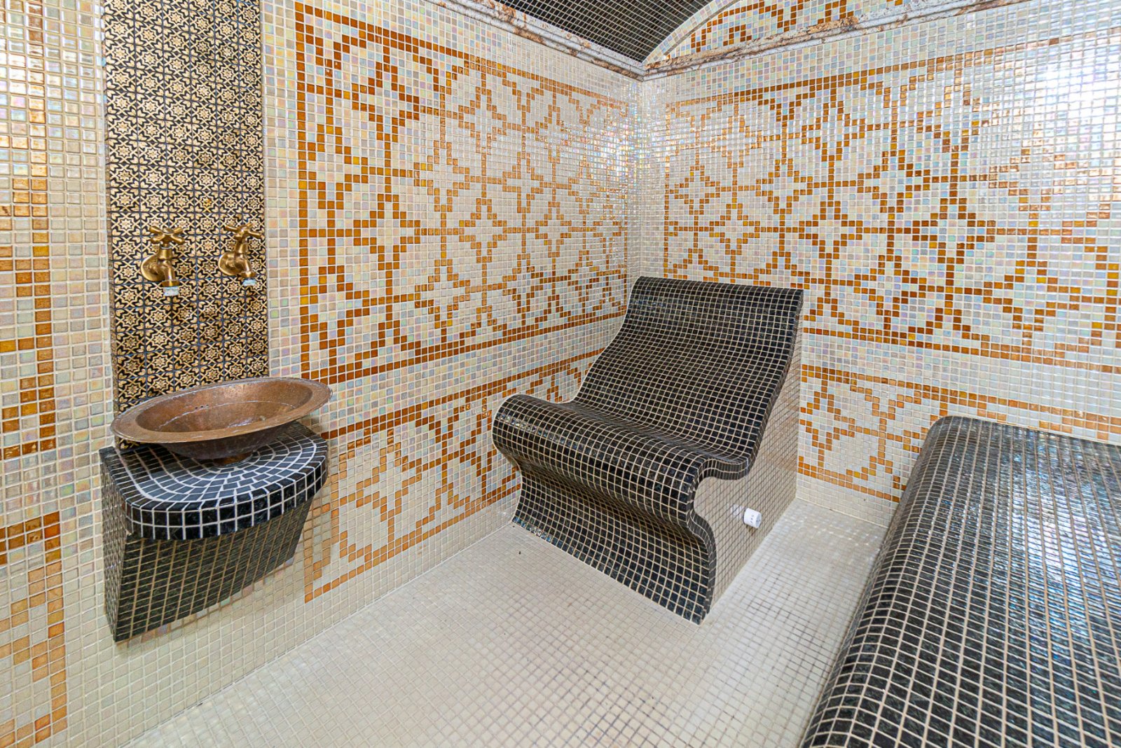  Diese einzigartige und geräumige Villa befindet sich in einer der begehrtesten Gegenden von La Mata, nur eine Gehminute vom Sandstrand entfernt. Die 