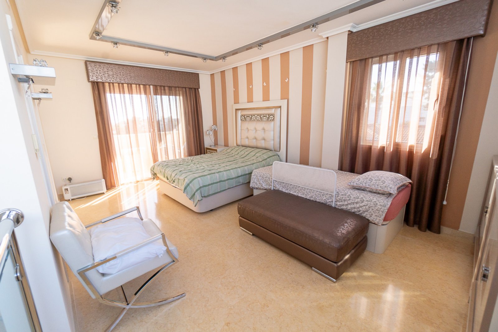  Diese einzigartige und geräumige Villa befindet sich in einer der begehrtesten Gegenden von La Mata, nur eine Gehminute vom Sandstrand entfernt. Die 