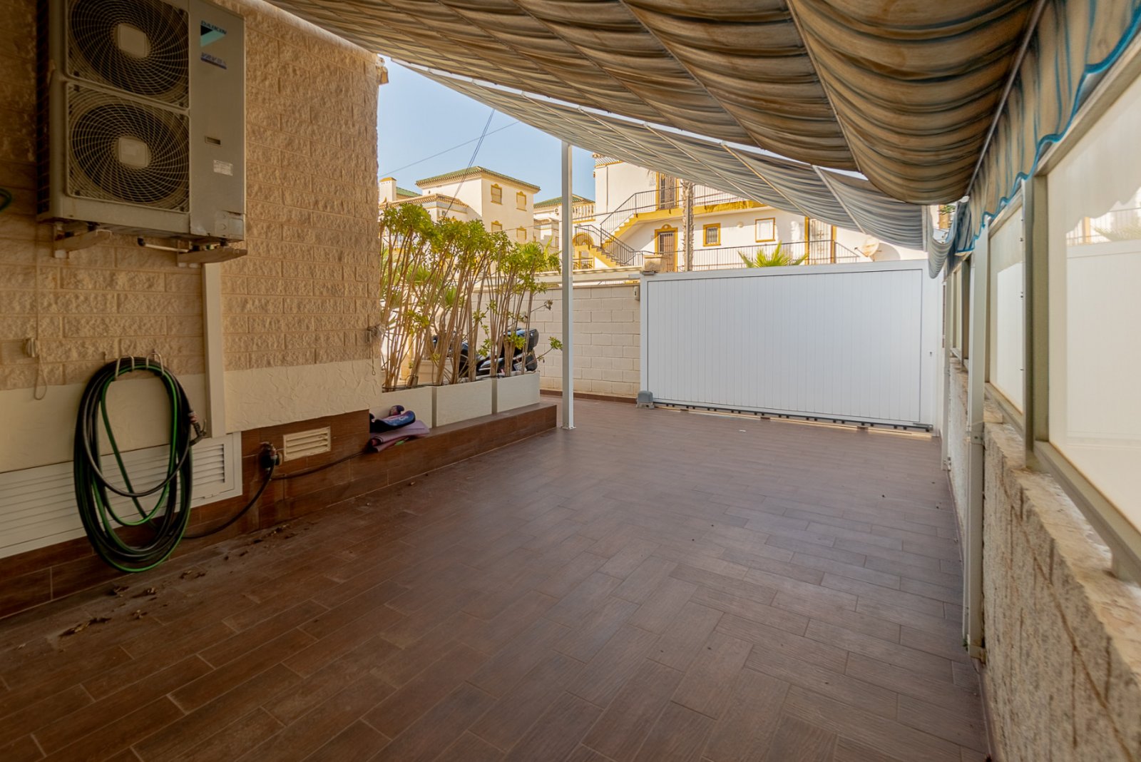  Diese einzigartige und geräumige Villa befindet sich in einer der begehrtesten Gegenden von La Mata, nur eine Gehminute vom Sandstrand entfernt. Die 