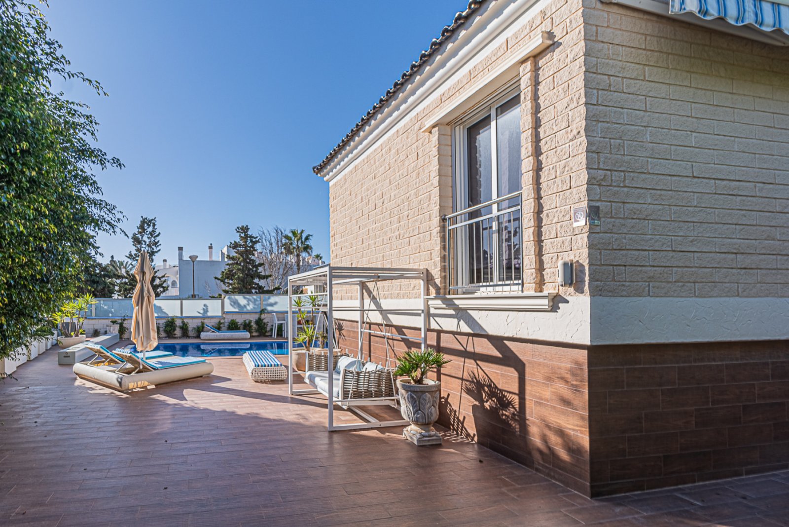  Diese einzigartige und geräumige Villa befindet sich in einer der begehrtesten Gegenden von La Mata, nur eine Gehminute vom Sandstrand entfernt. Die 