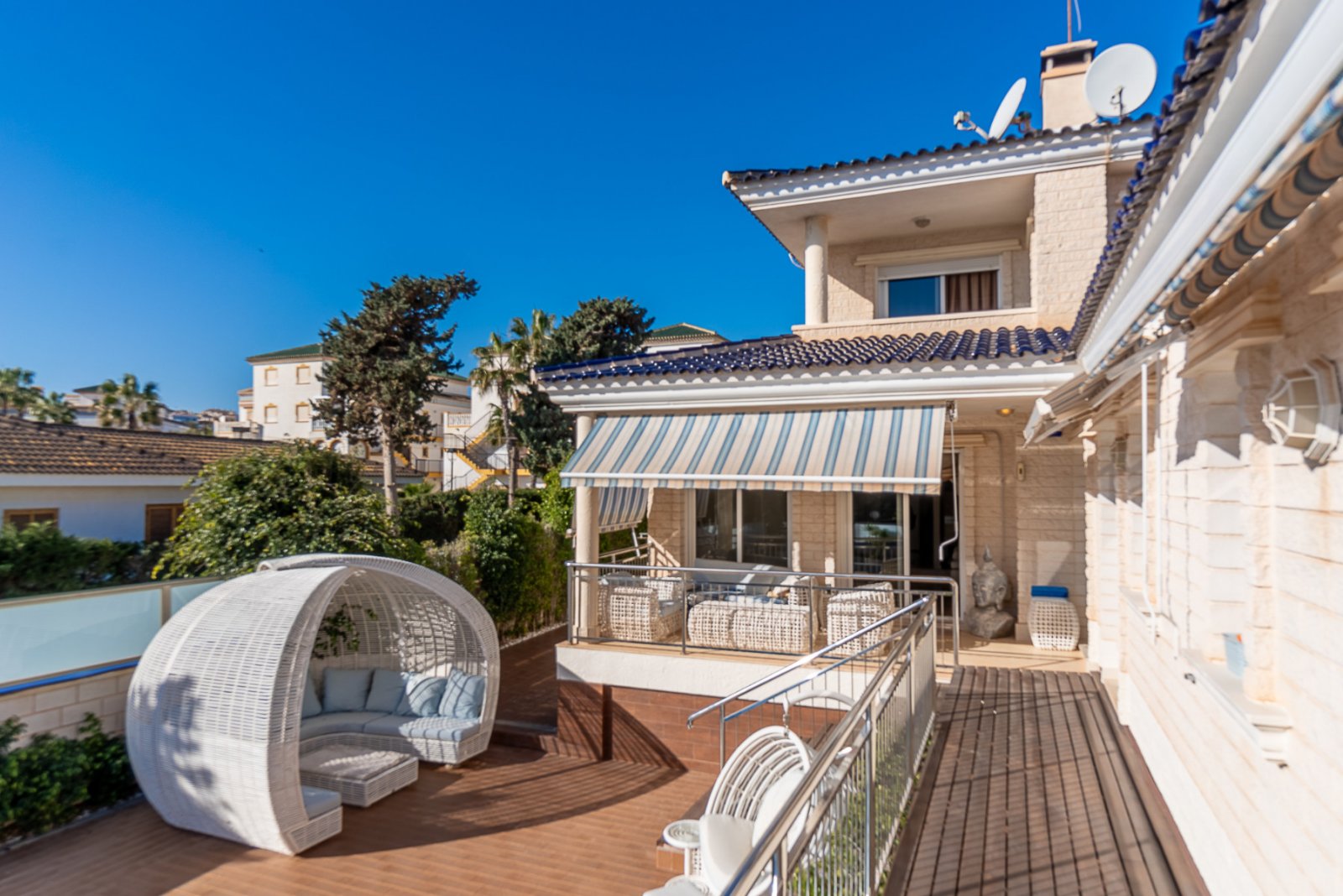 Diese einzigartige und geräumige Villa befindet sich in einer der begehrtesten Gegenden von La Mata, nur eine Gehminute vom Sandstrand entfernt. Die 