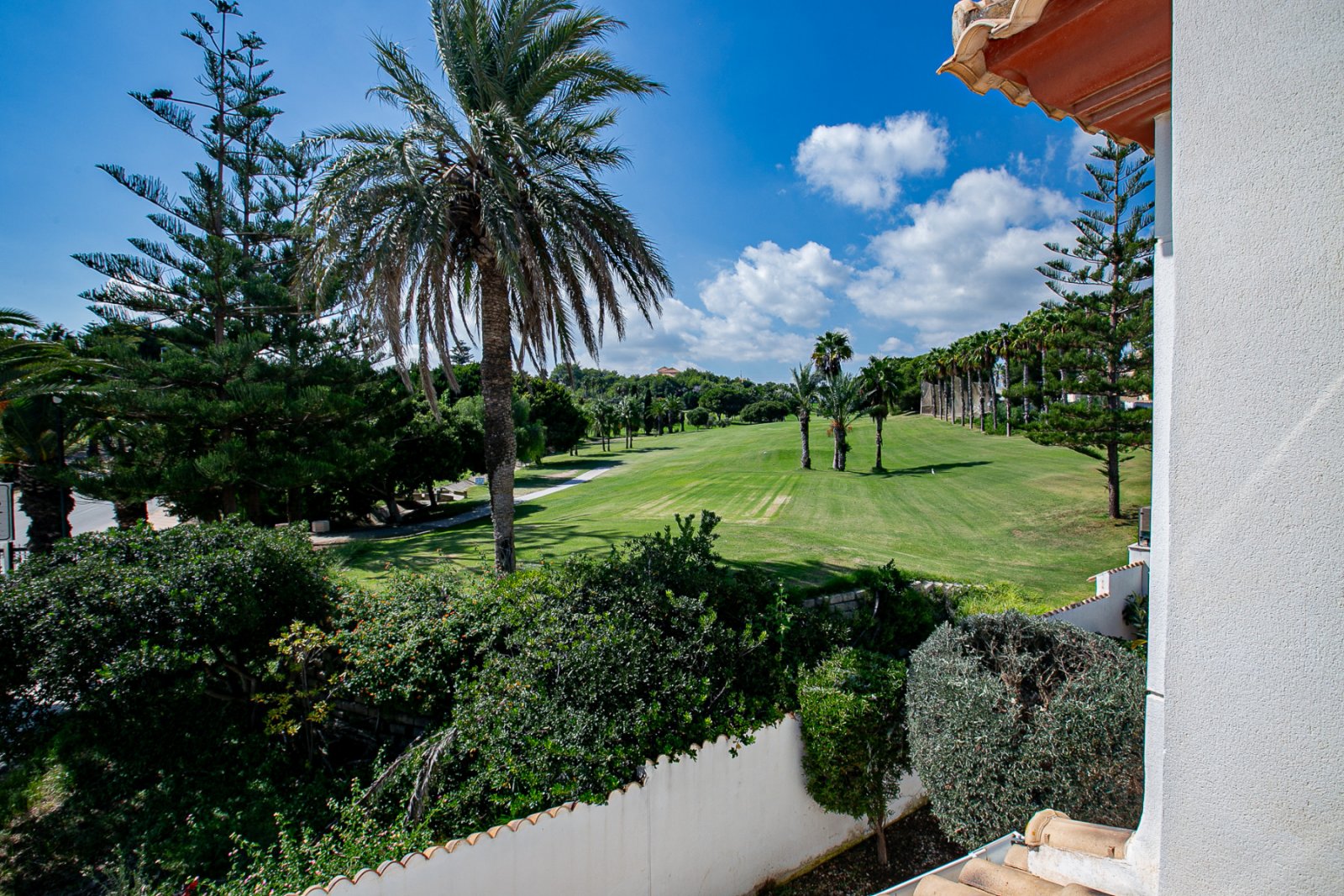 Wir freuen uns, Ihnen diese herrliche Villa mit 4 Schlafzimmern und 2,5 Bädern präsentieren zu dürfen, die sich in erster Linie am renommierten Golfp