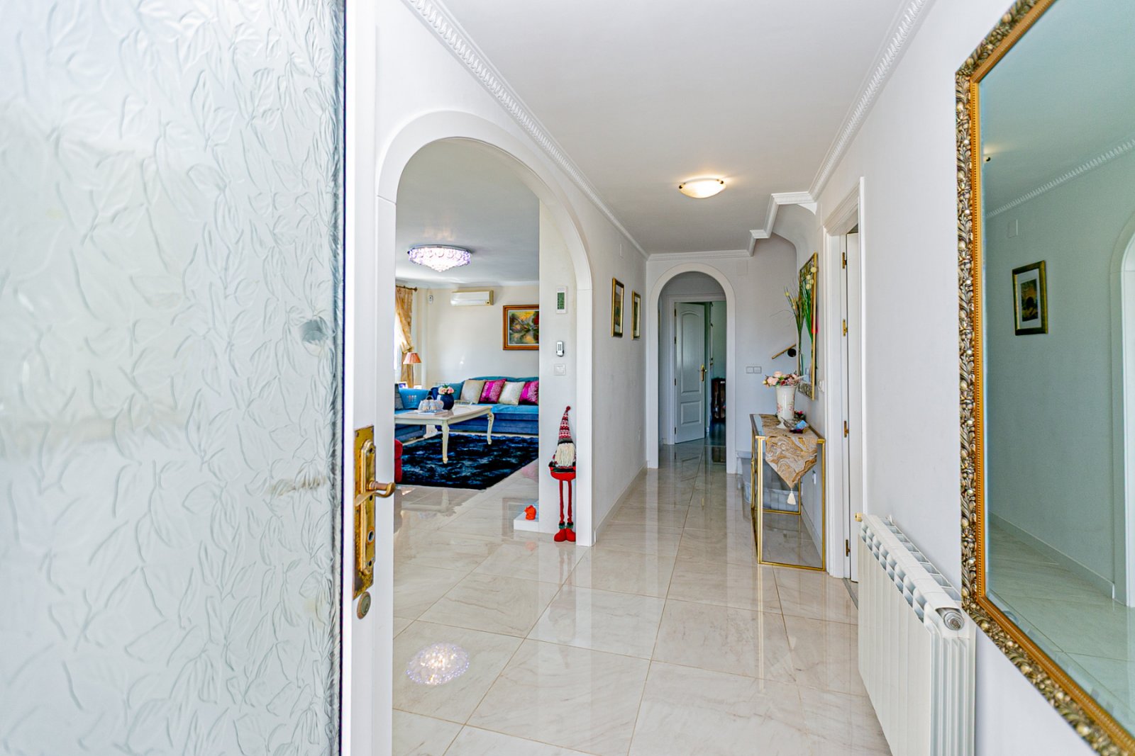 Wir freuen uns, Ihnen diese herrliche Villa mit 4 Schlafzimmern und 2,5 Bädern präsentieren zu dürfen, die sich in erster Linie am renommierten Golfp