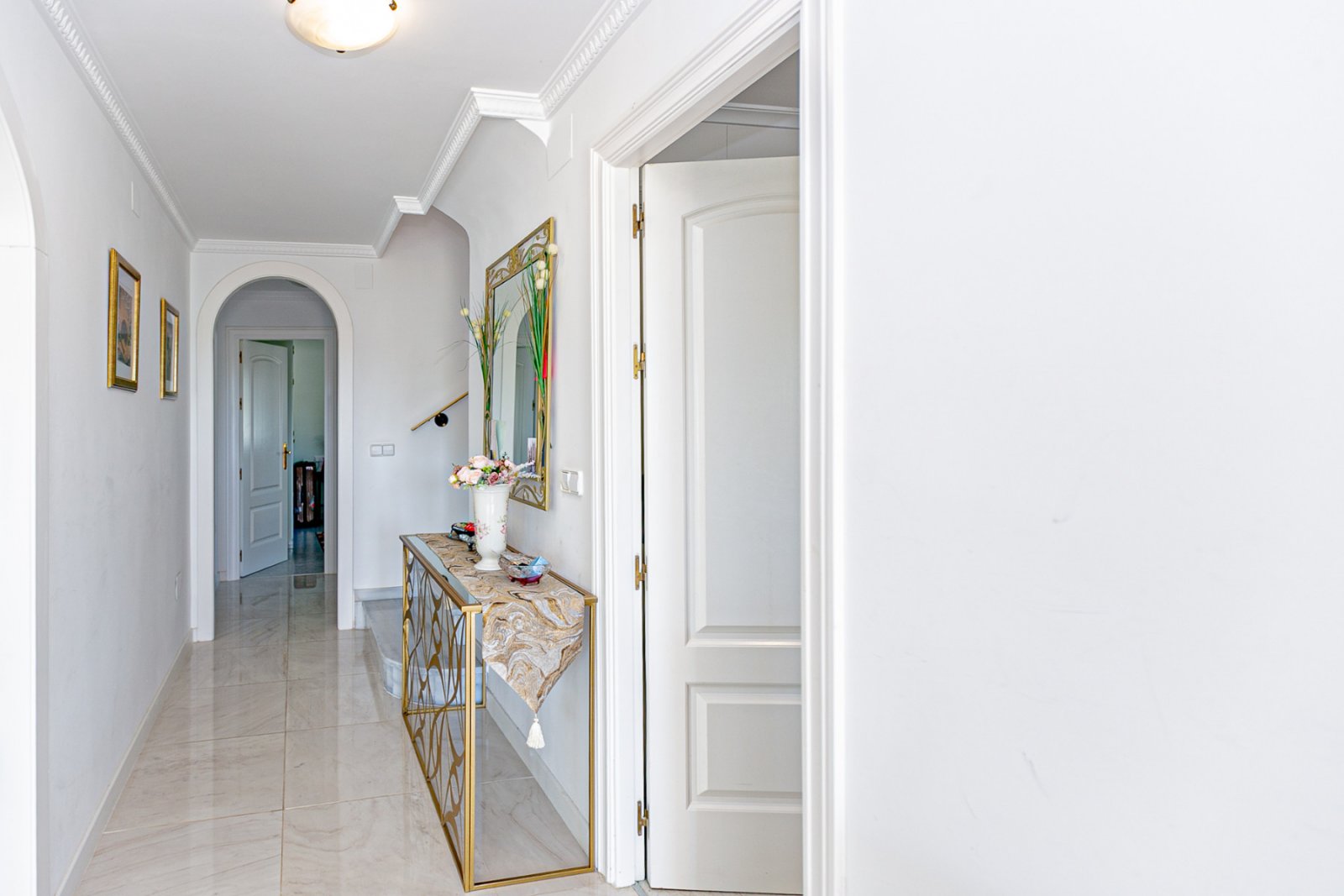 Wir freuen uns, Ihnen diese herrliche Villa mit 4 Schlafzimmern und 2,5 Bädern präsentieren zu dürfen, die sich in erster Linie am renommierten Golfp