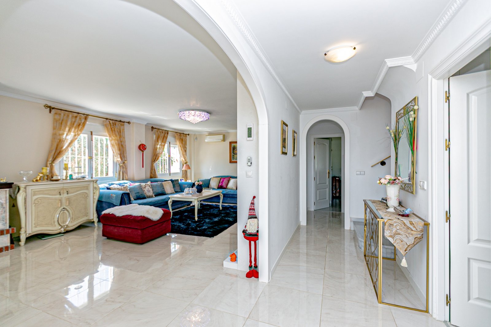 Wir freuen uns, Ihnen diese herrliche Villa mit 4 Schlafzimmern und 2,5 Bädern präsentieren zu dürfen, die sich in erster Linie am renommierten Golfp